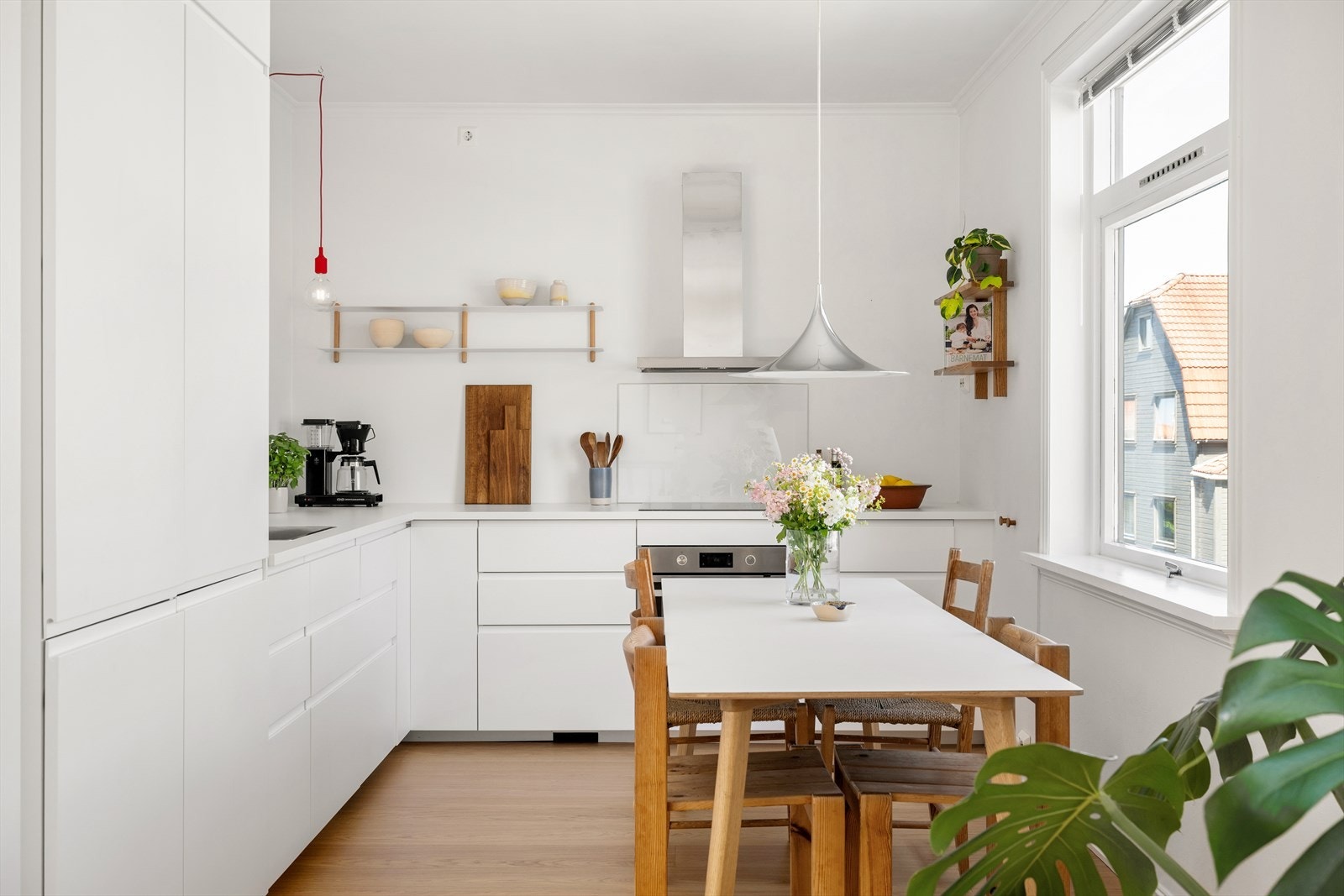 Kjøkkeninnredningen fra IKEA (2020) er moderne og tidløs i hvitt, med en stilren laminatbenkeplate som er både slitesterk og enkel å holde ren. Galleribilde