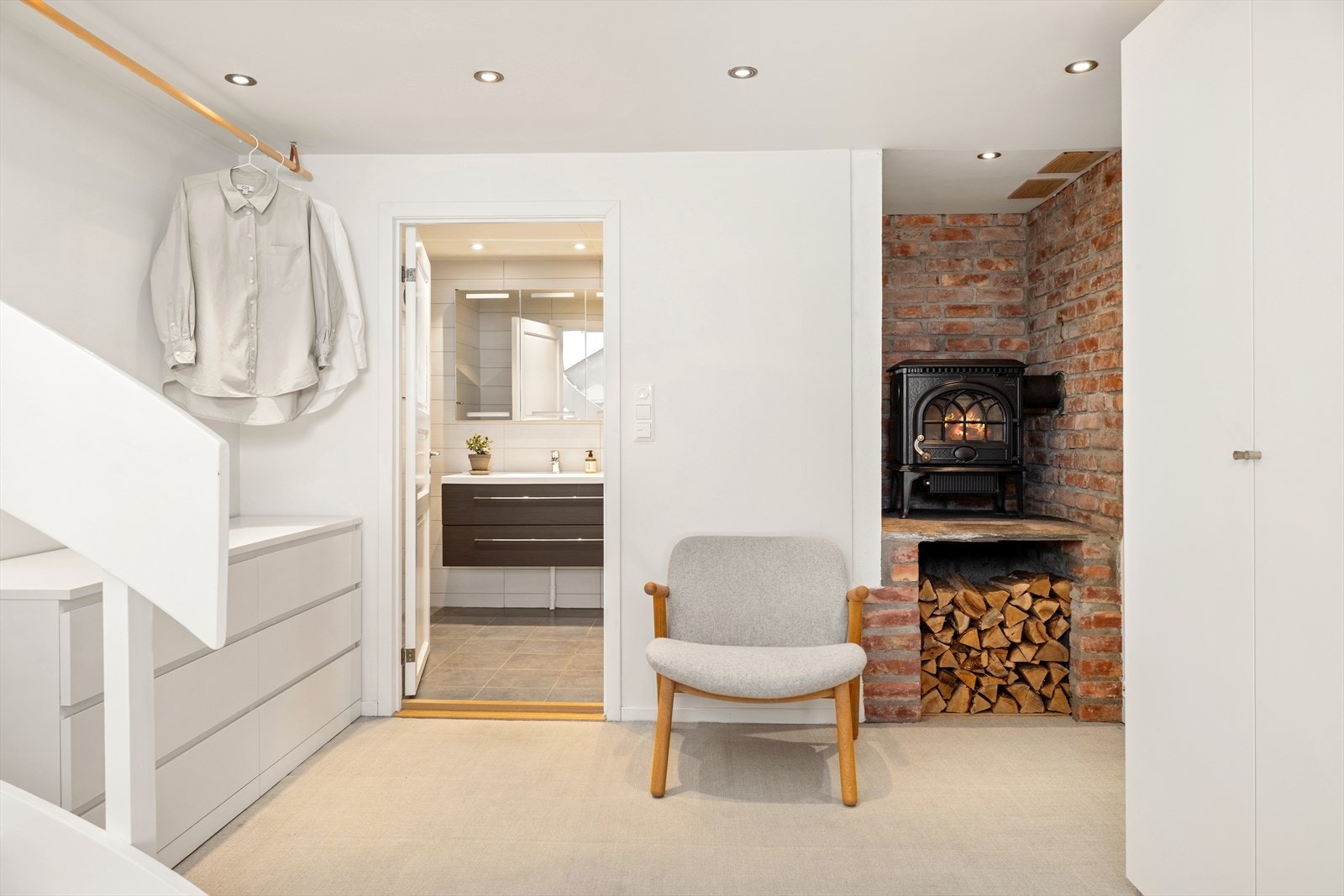 Kjellerstuen/gangen har gode oppbevaringsmuligheter i garderobeskap. Galleribilde