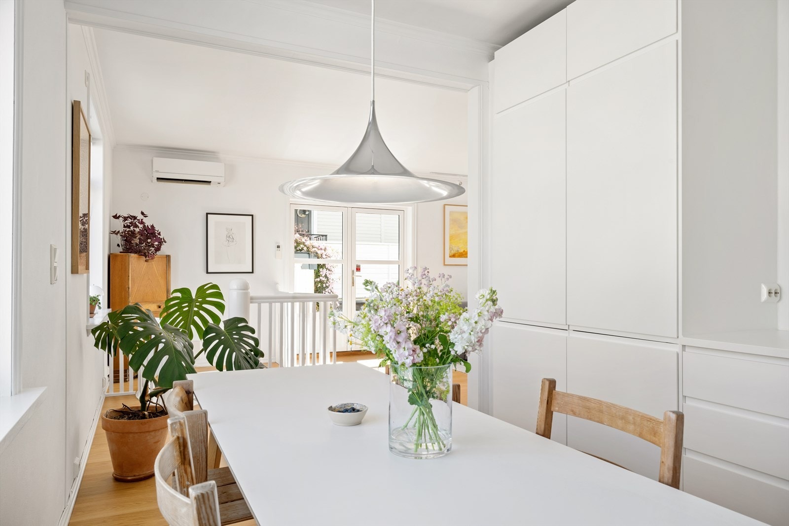 Rommet har en åpen løsning som gir en luftig og sosial atmosfære. Galleribilde