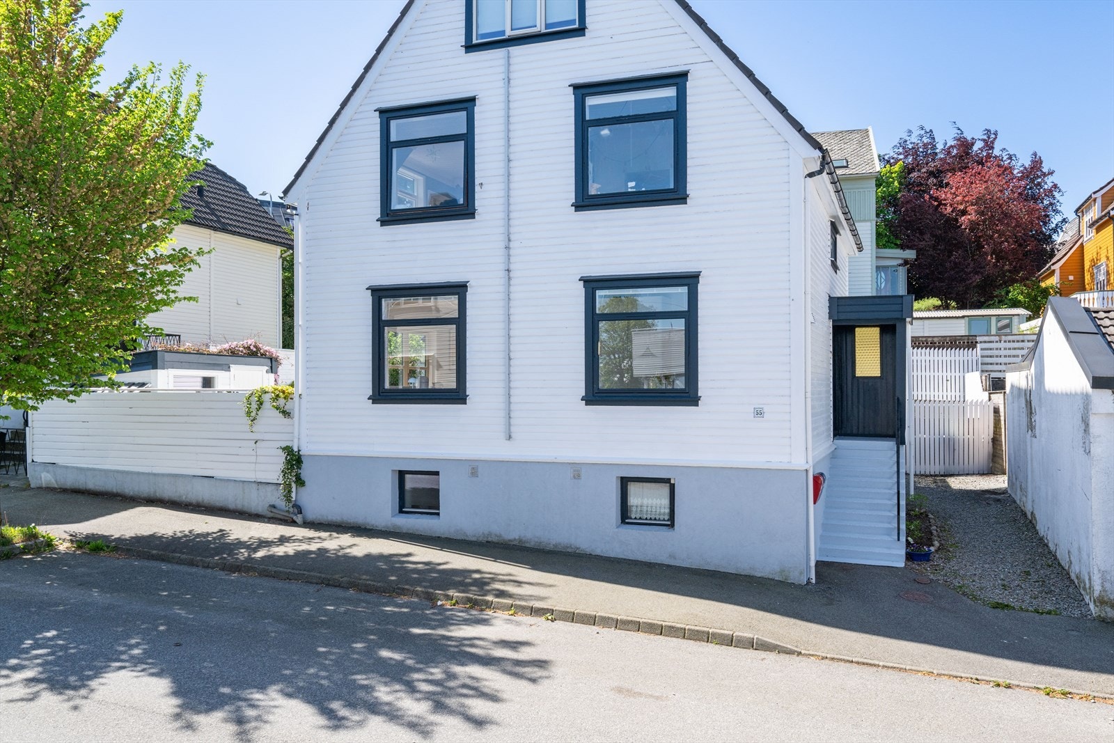 Leiligheten ligger fint til i høy 1. etasje, noe som gjør den både skjermet og rolig fra gaten. Galleribilde