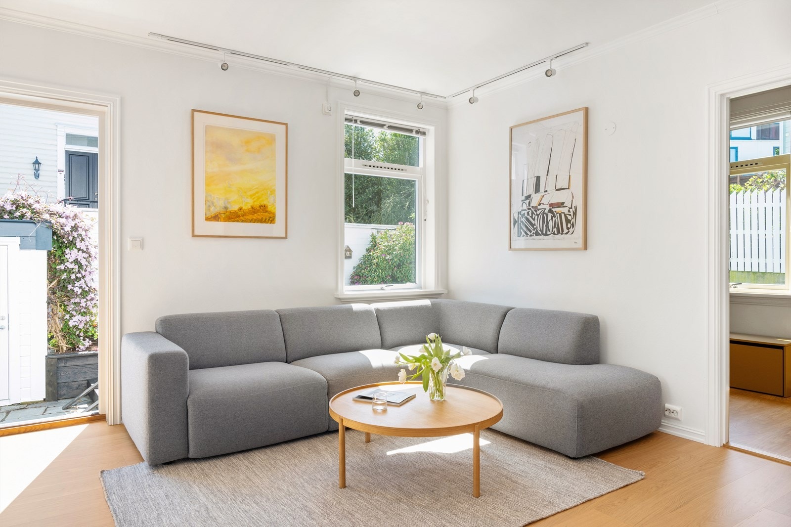 Stuen får inn rikelig dagslys fra flere himmelretninger. Galleribilde