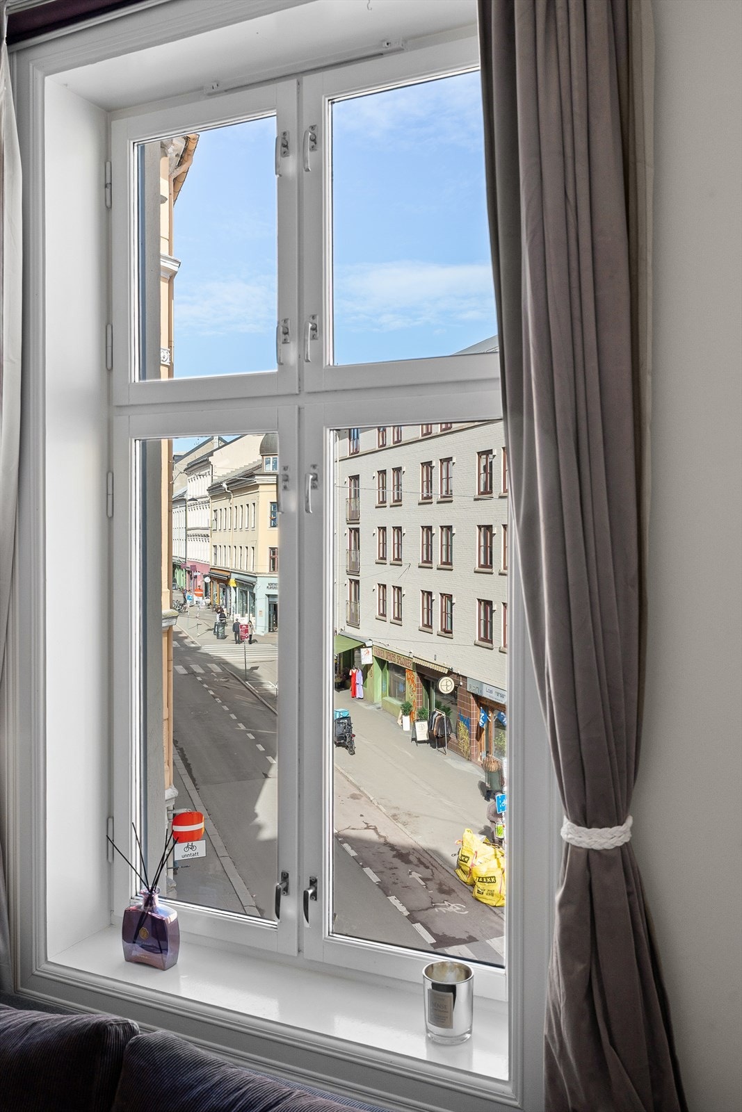 Malte trevinduer med tolags glass gir naturlig lysinnslipp og utsikt til nærområdet. Leiligheten ligger i en bygård fra 1896 og tilbyr enkel tilgang til nærliggende fasiliteter og butikker. Galleribilde