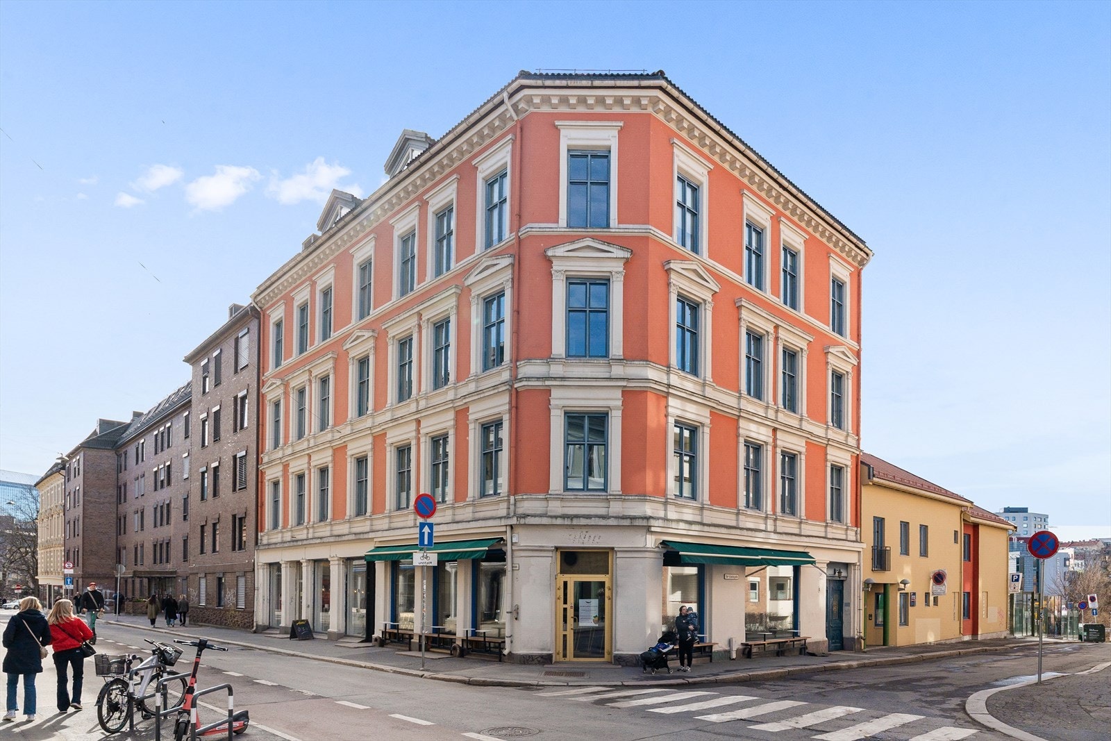 Eiendommen er en klassisk hjørnegård fra 1896, vedlikeholdt og med en attraktiv beliggenhet. Galleribilde
