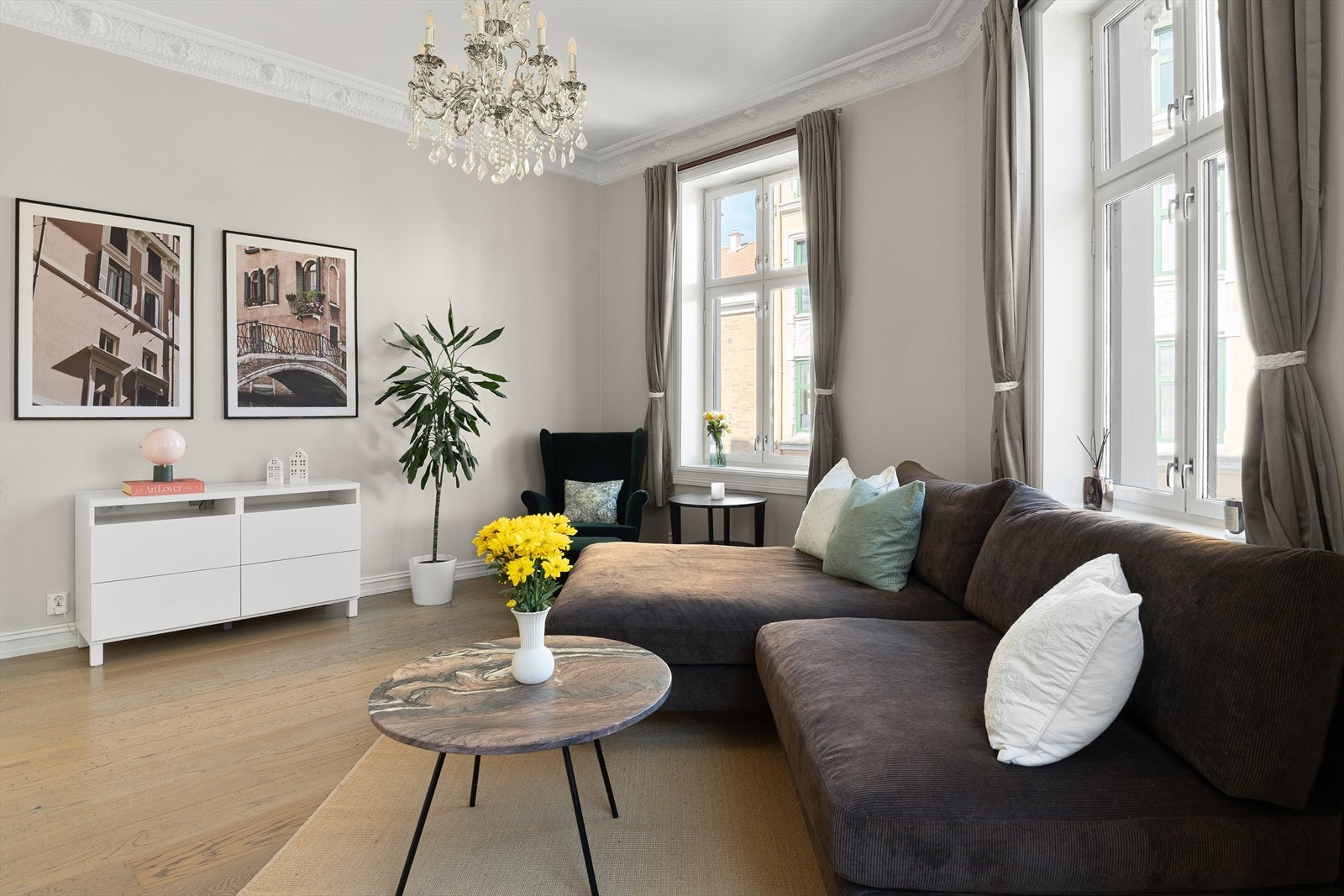 Når du går inn i stuen, åpner rommet seg og de store vinduene slipper inn et herlig lys som skaper en behagelig atmosfære. Galleribilde