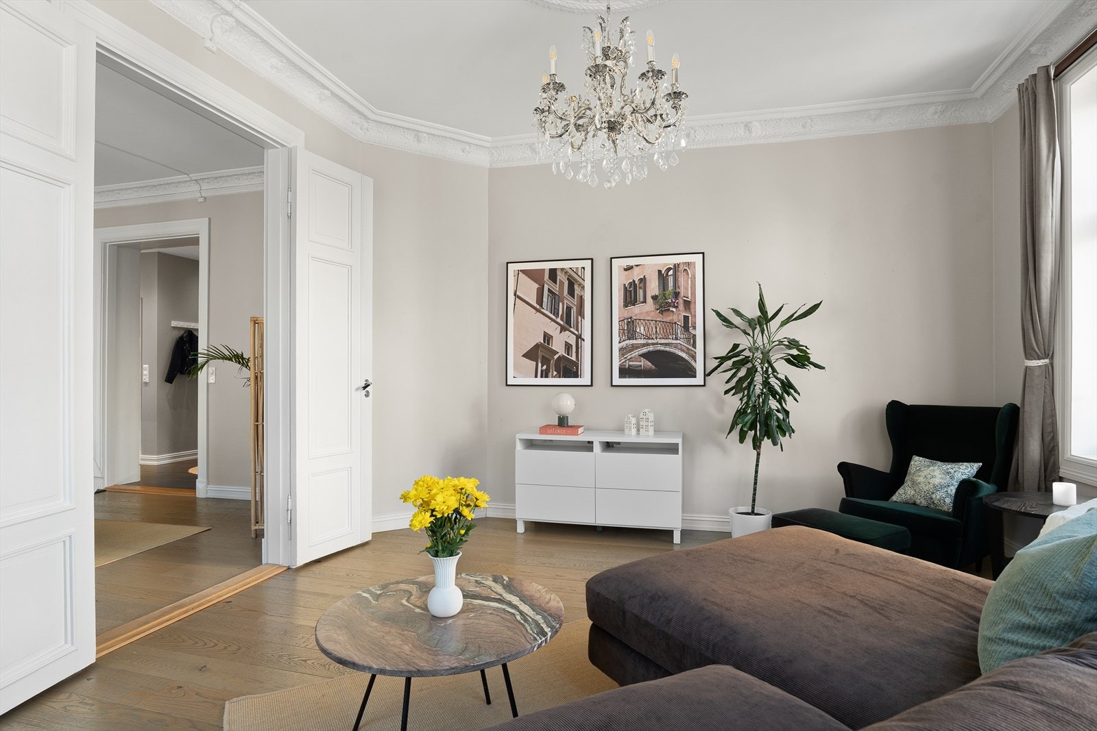 Stuene har mye luft og gode lysforhold via store krysspostvinduer. Galleribilde