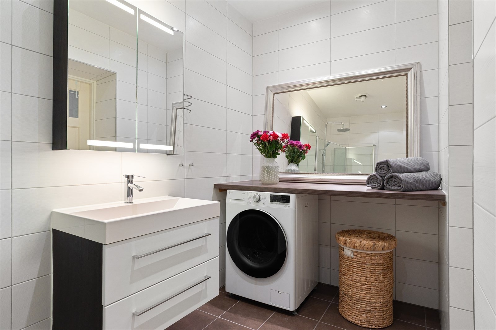 Badet ble pusset opp i 2013 og har flislagt gulv med varmekabler og flislagte vegger. Galleribilde