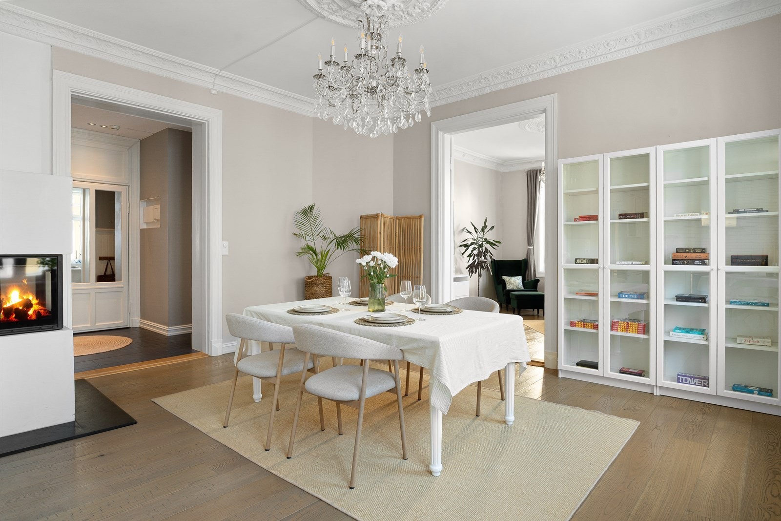Her er det god plass til å være kreativ med innredningen, og du kan lett se for deg mange koselige høst- og vinterkvelder med fyr i peisen. Galleribilde