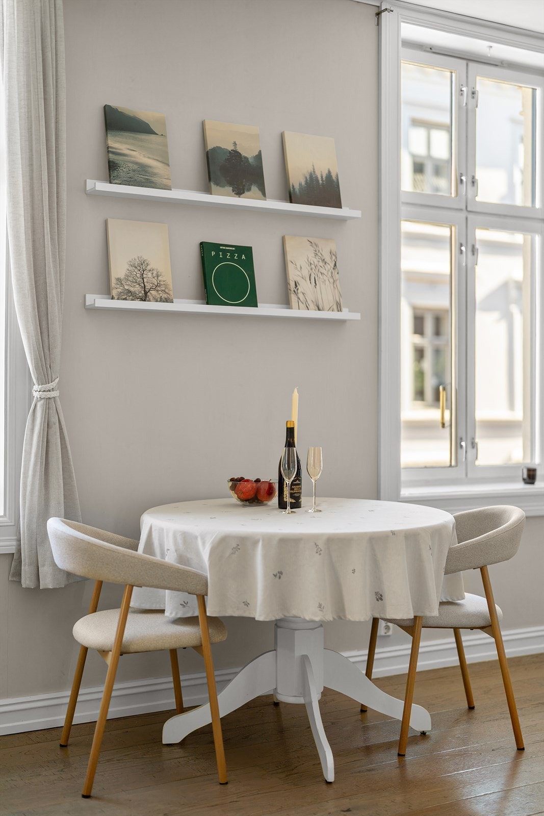 Et mindre spiseområde ved vinduet er ideelt for måltider i hyggelige omgivelser. Galleribilde