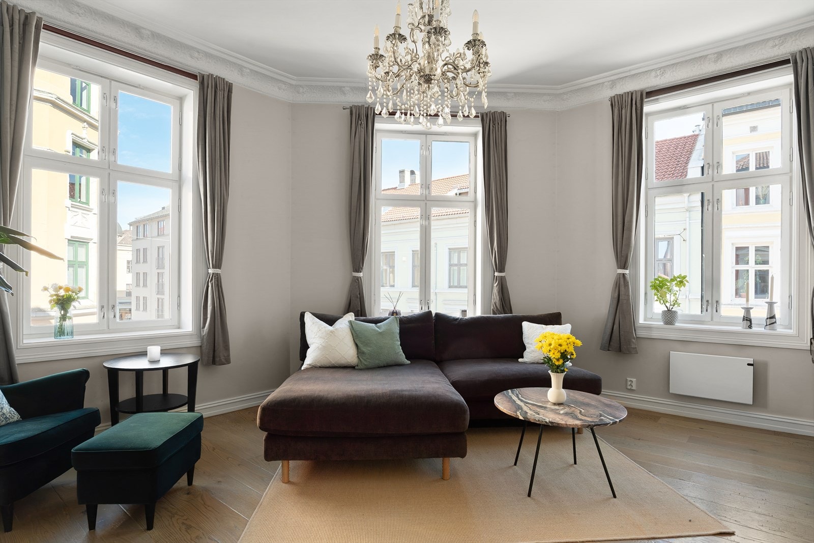 I dag er stuen møblert med en koselig sofagruppe og stol. Galleribilde