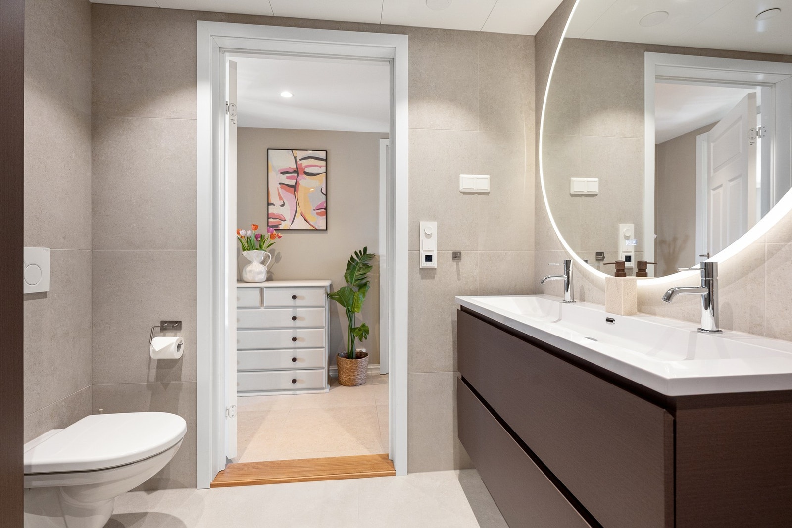 Badet er romslig, med gjennomgående TG1 Galleribilde