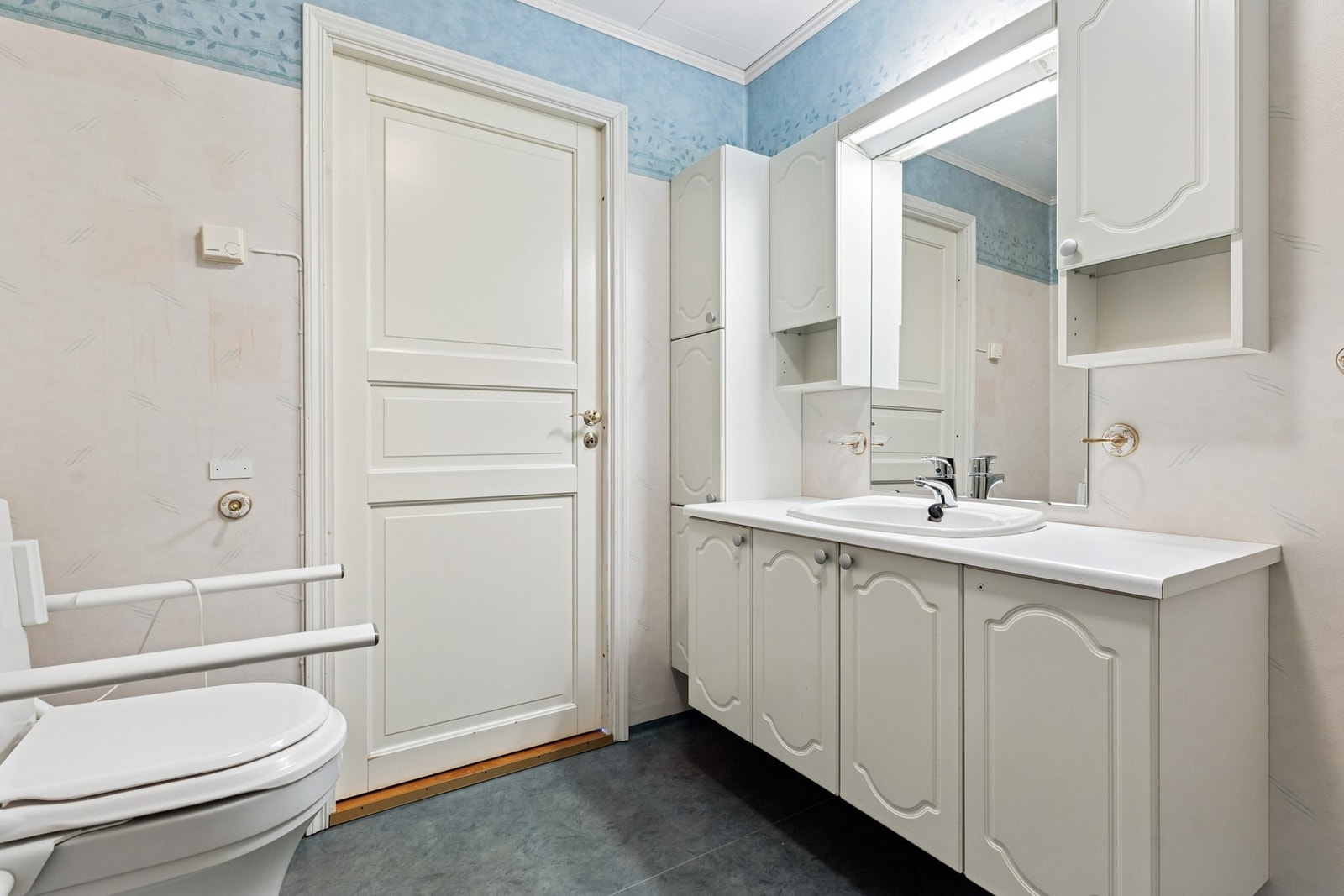 - Her er det servant med god oppbevaring, toalett og dusjhjørner - Galleribilde