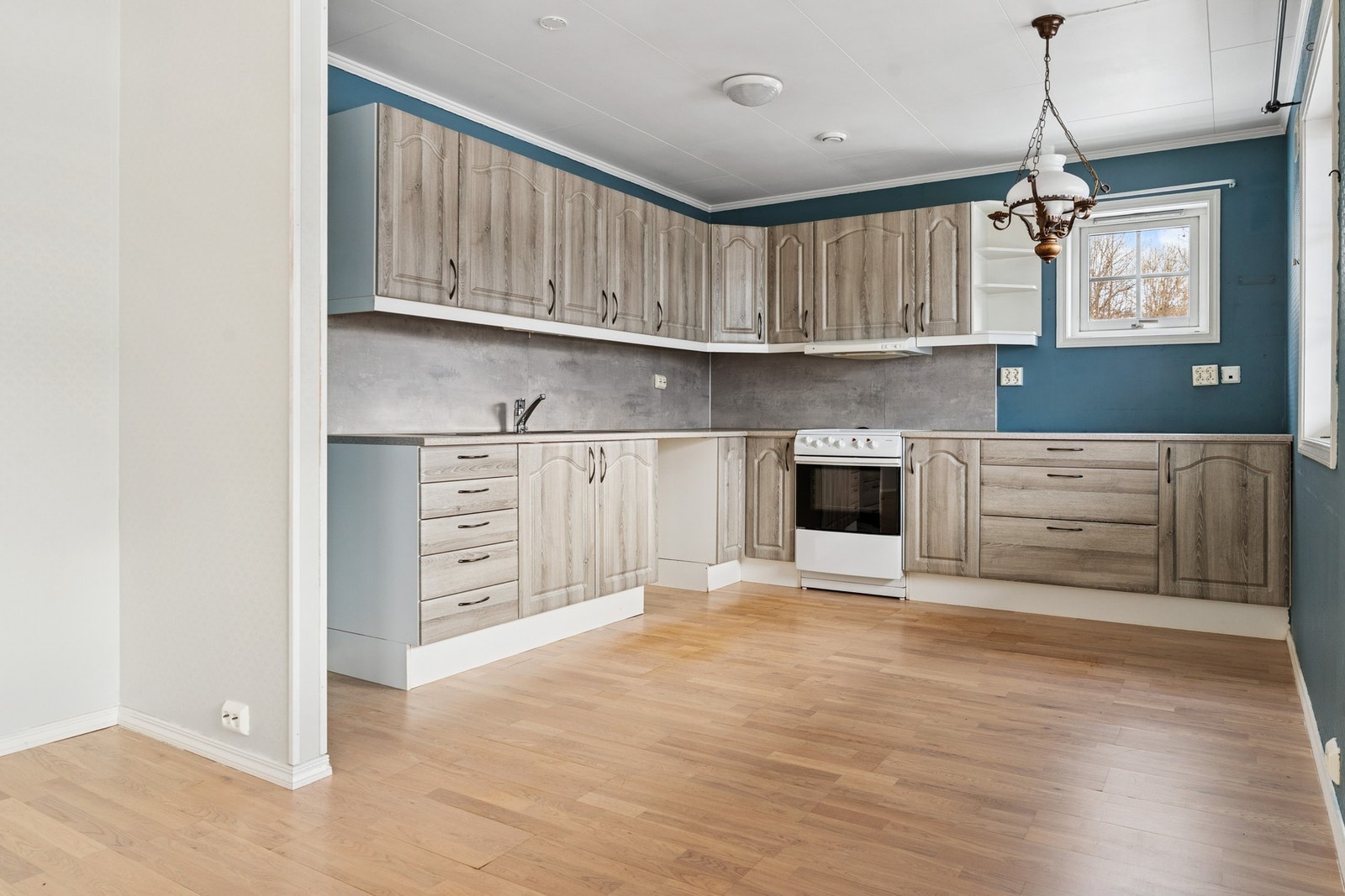 - Kjøkkenet har godt med skap- og benkeplass. Du har også opplegg for vaskemaskin og plass til kjøleskap - Galleribilde