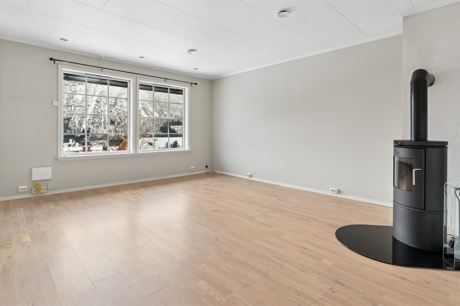 - Moderne vedovn som sprer varmen godt i rommet - Galleribilde