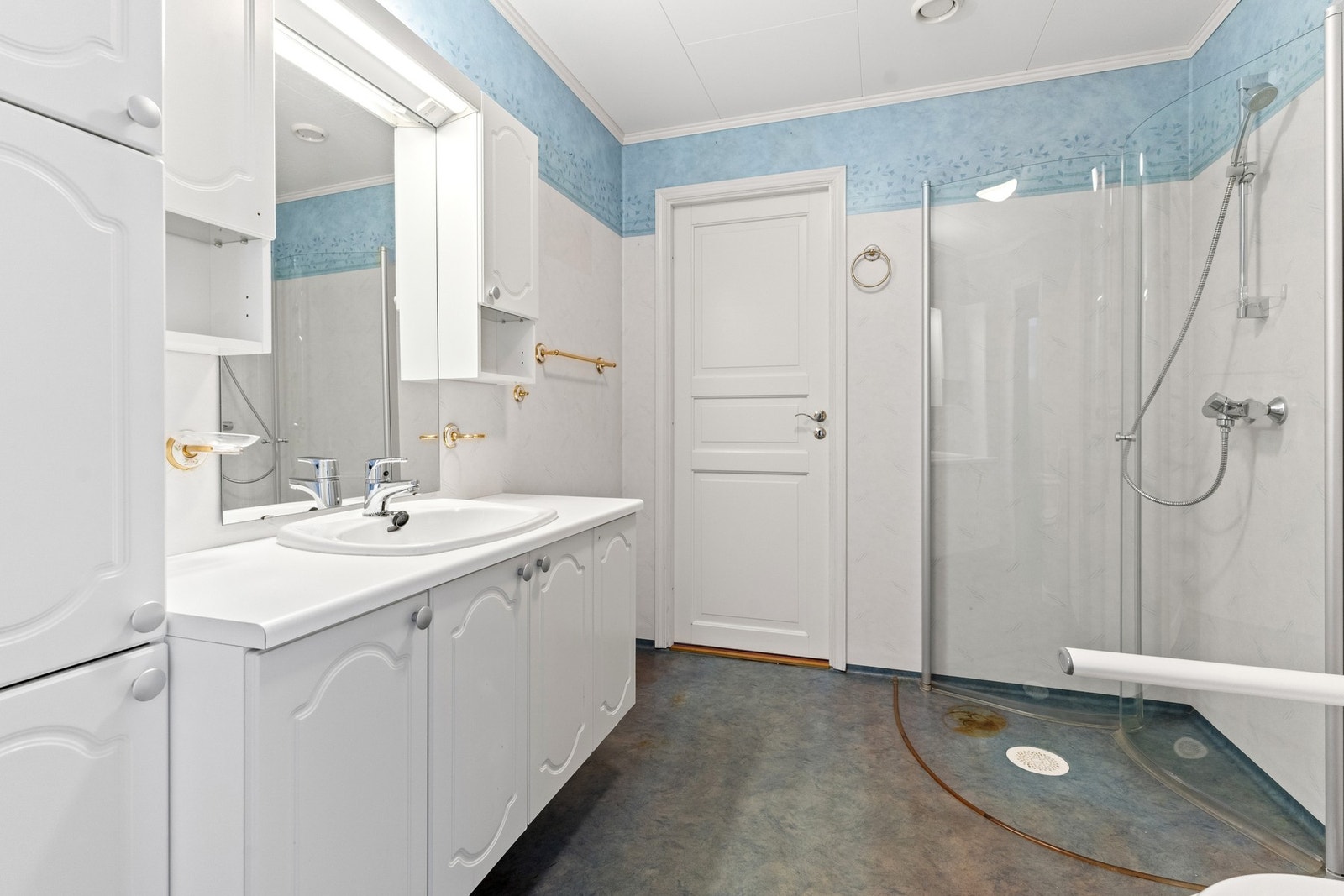 - Baderommet har en lys innredning med varmekabler i gulvet - Galleribilde