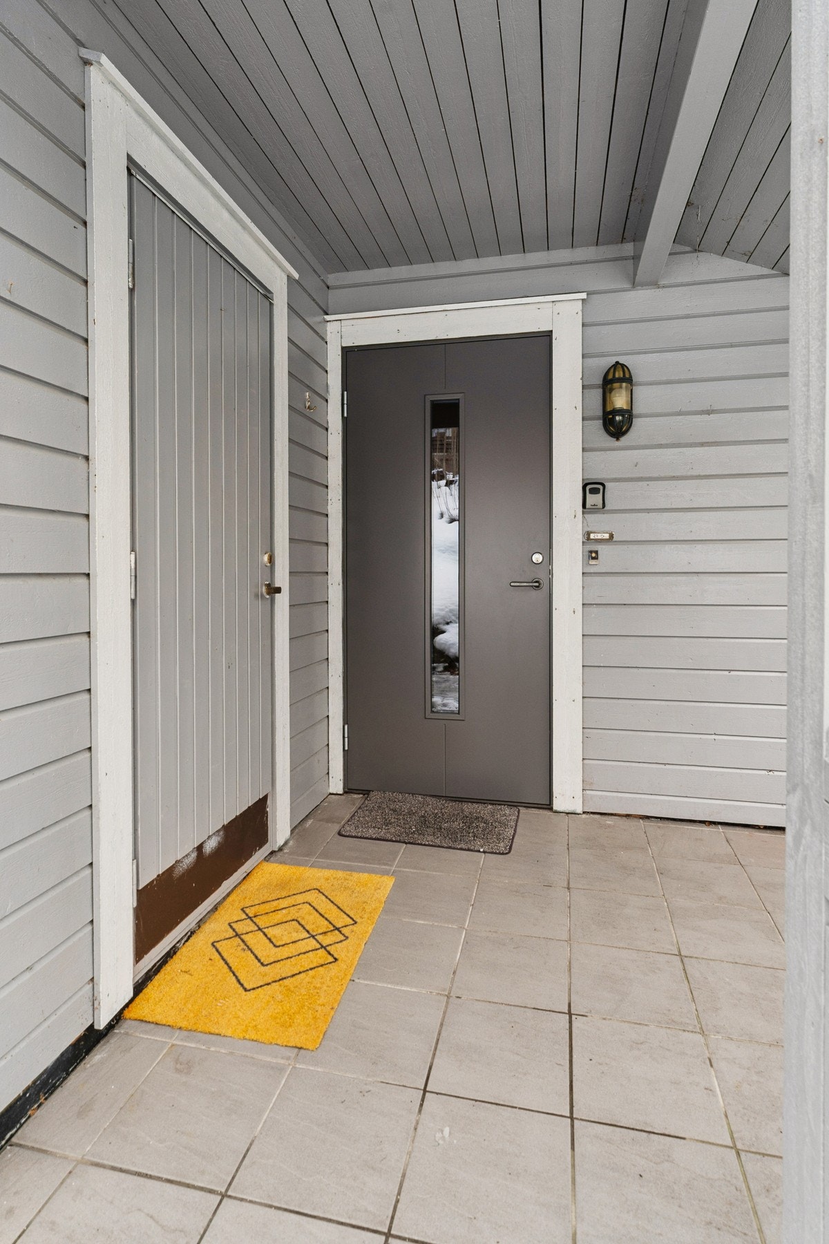 - Overbygd inngangsparti med utvendig bod. Ytterdøren ble skiftet i 2019 - Galleribilde