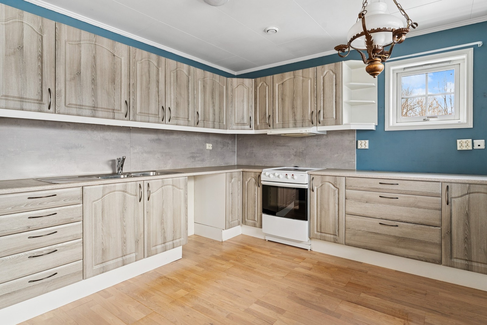 - Kjøkkenet har innredning med profilerte fronter og benkeplaten er av laminat - Galleribilde