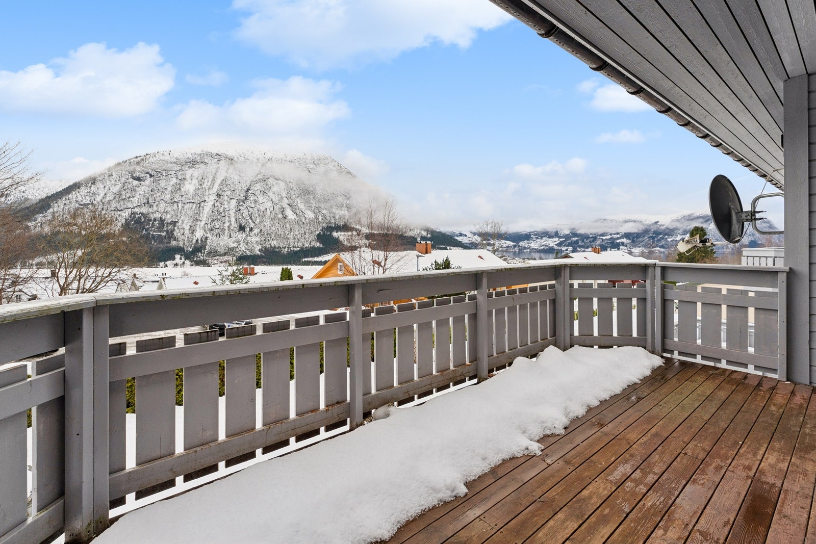 - Fra stuen har du utgang til romslig veranda - Galleribilde