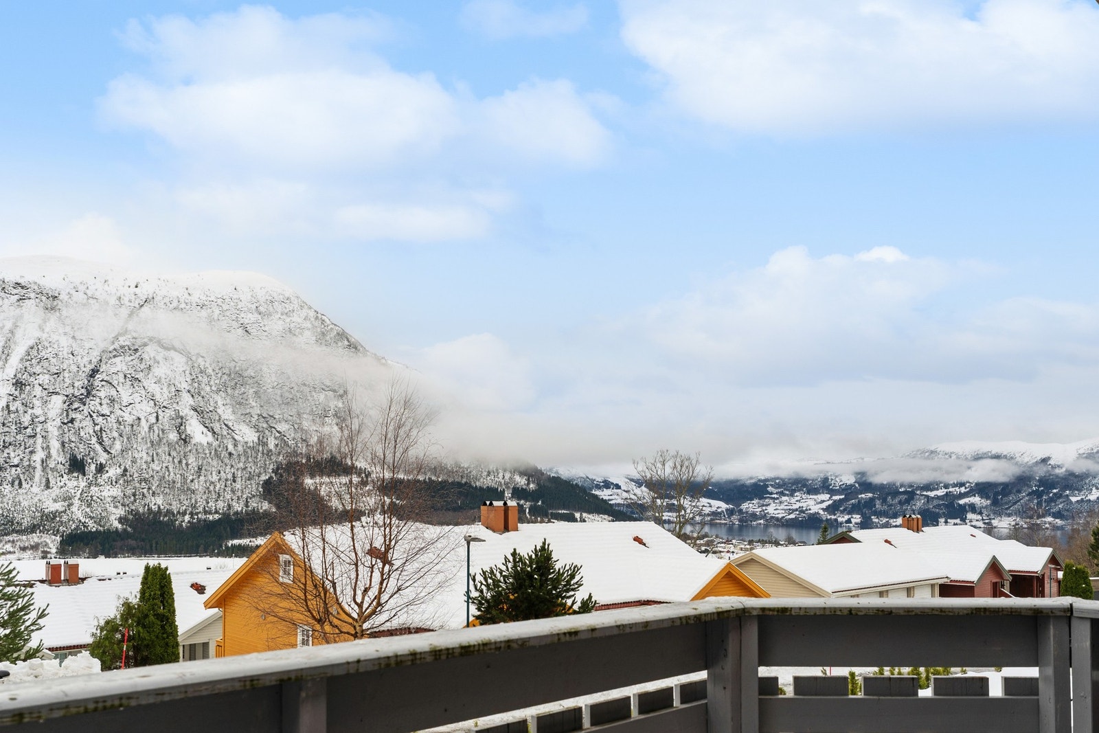 - Flott utsikt over fjord og fjell - Galleribilde