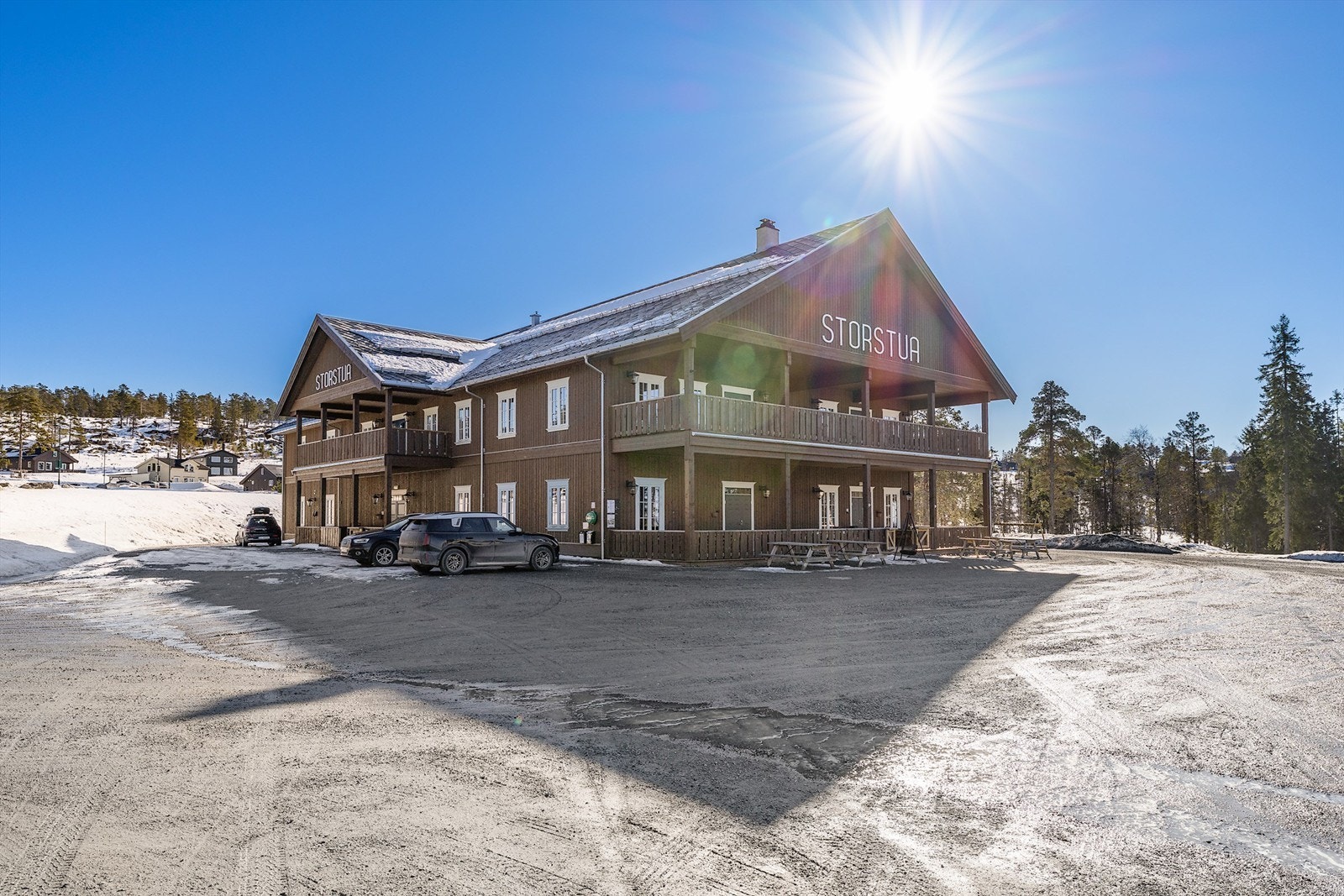 Storstua er åpen i ferier og helger og innbyr til et sosialt møtested for hytteeiere og folk fra bygda som bruker Lygnaområdet. Galleribilde
