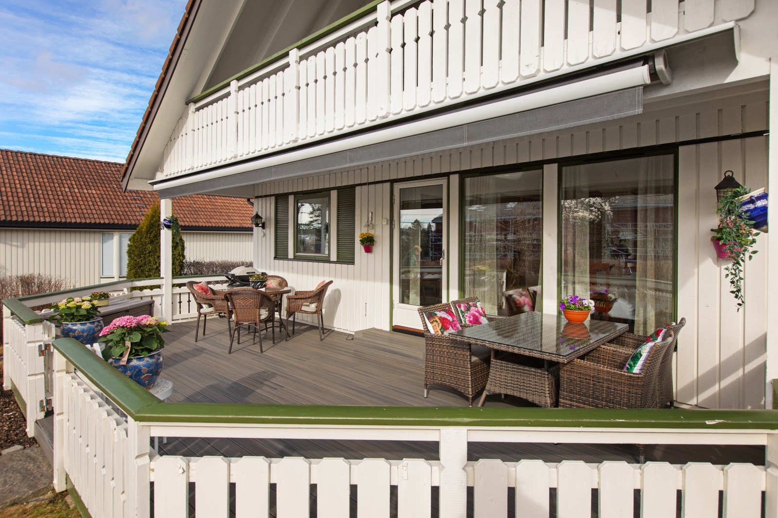 Fra stuen er det direkte utgang til en større terrasse med god plass til både hagemøblement og grill. Galleribilde