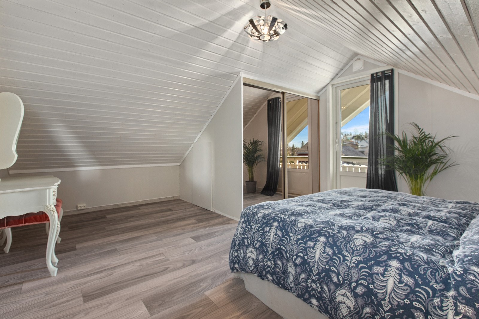 Ett av rommene i 2. etasje har skyvedørsgarderobe og direkte utgang til en herlig balkong. Galleribilde