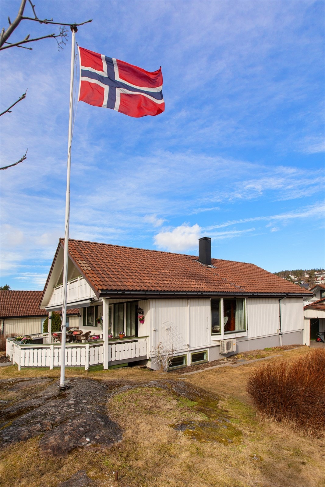 Eiendommen ligger i et attraktivt område like ved Langvannet på Fjellhamar. Et veletablert og barnevennlig område. Galleribilde