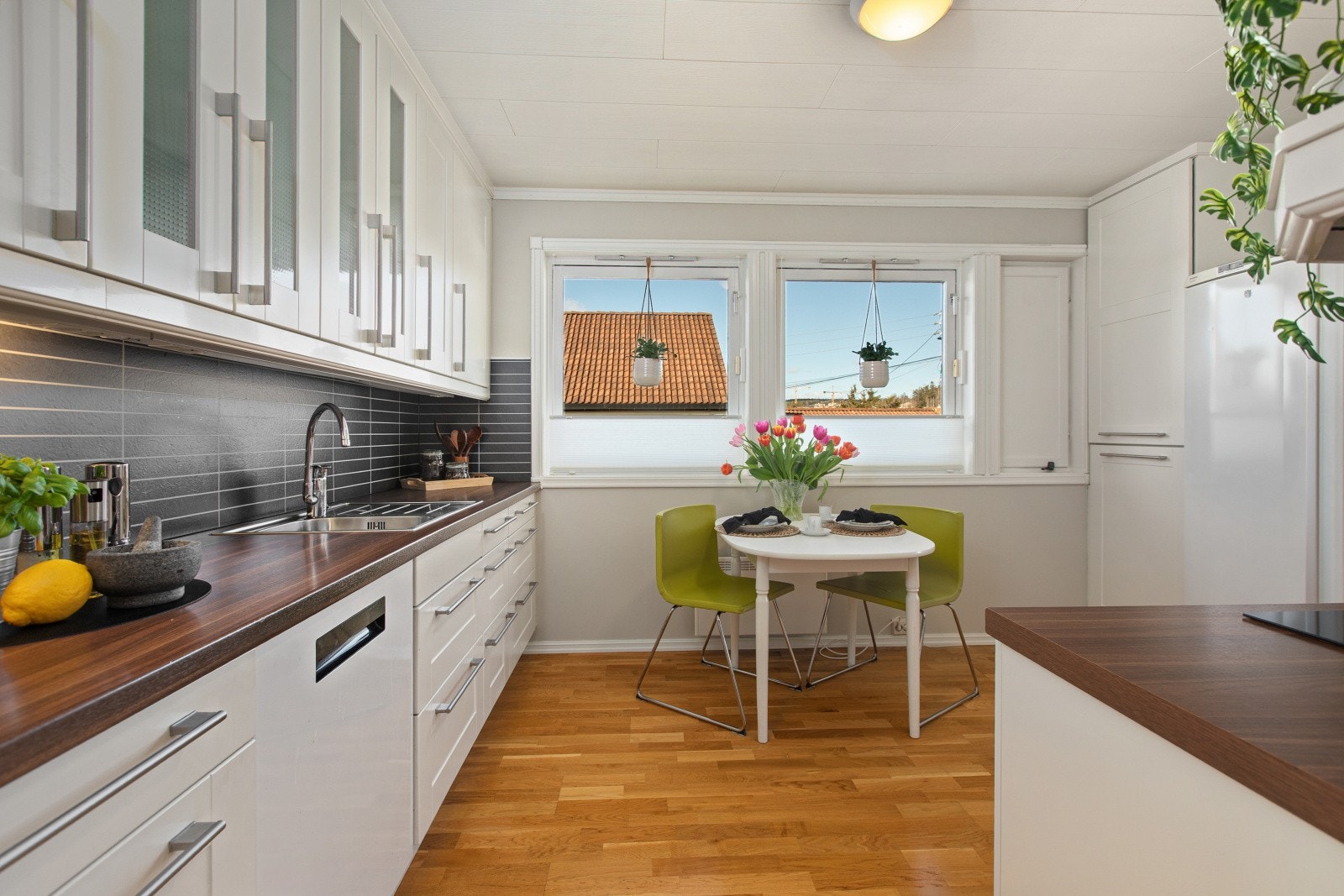 Kjøkkenet er fra 2013 og har en innredning med profilerte fronter og en benkeplate i laminat. Galleribilde