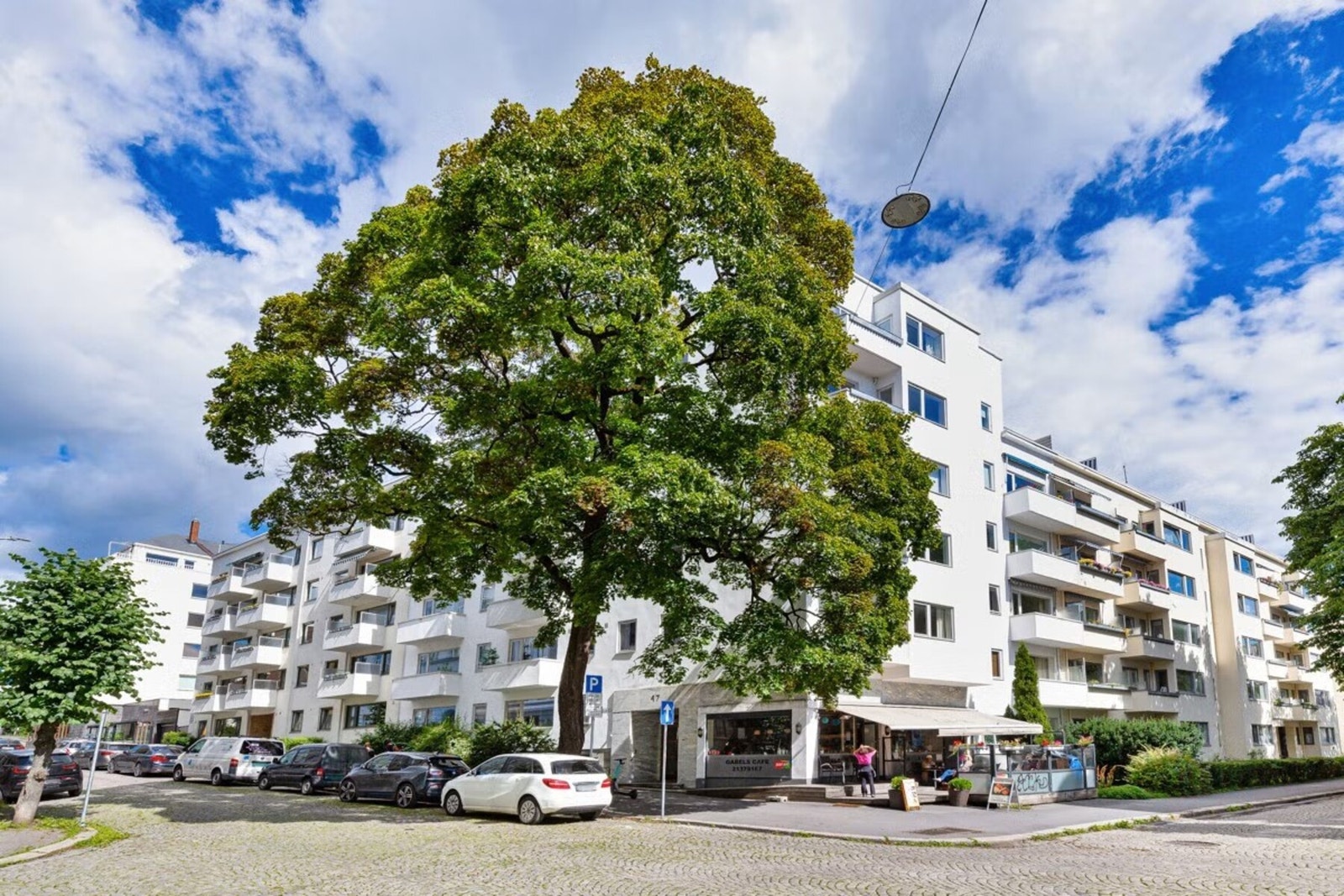 Strøket er blant annet kjent for sine vakre villaeiendommer og ærverdige, gamle bygårder med fornemme ornamenter fra slutten av 1800-tallet og begynnelsen av 1900-tallet. Galleribilde