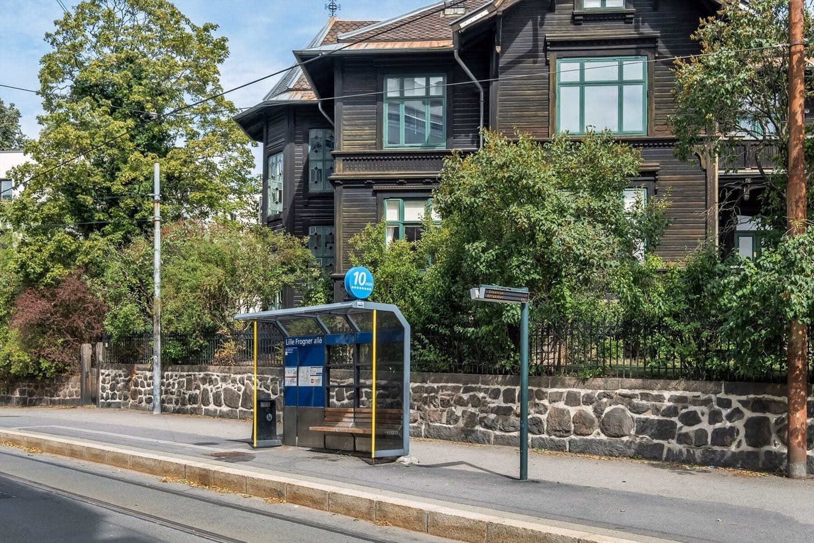 Fra Gabels gate 49 er det enkelt å ta seg videre med offentlig kommunikasjon. Det går buss fra Bygdøy Allé, trikk fra Frognerveien og flere busser og trikker fra Solli Plass. Galleribilde