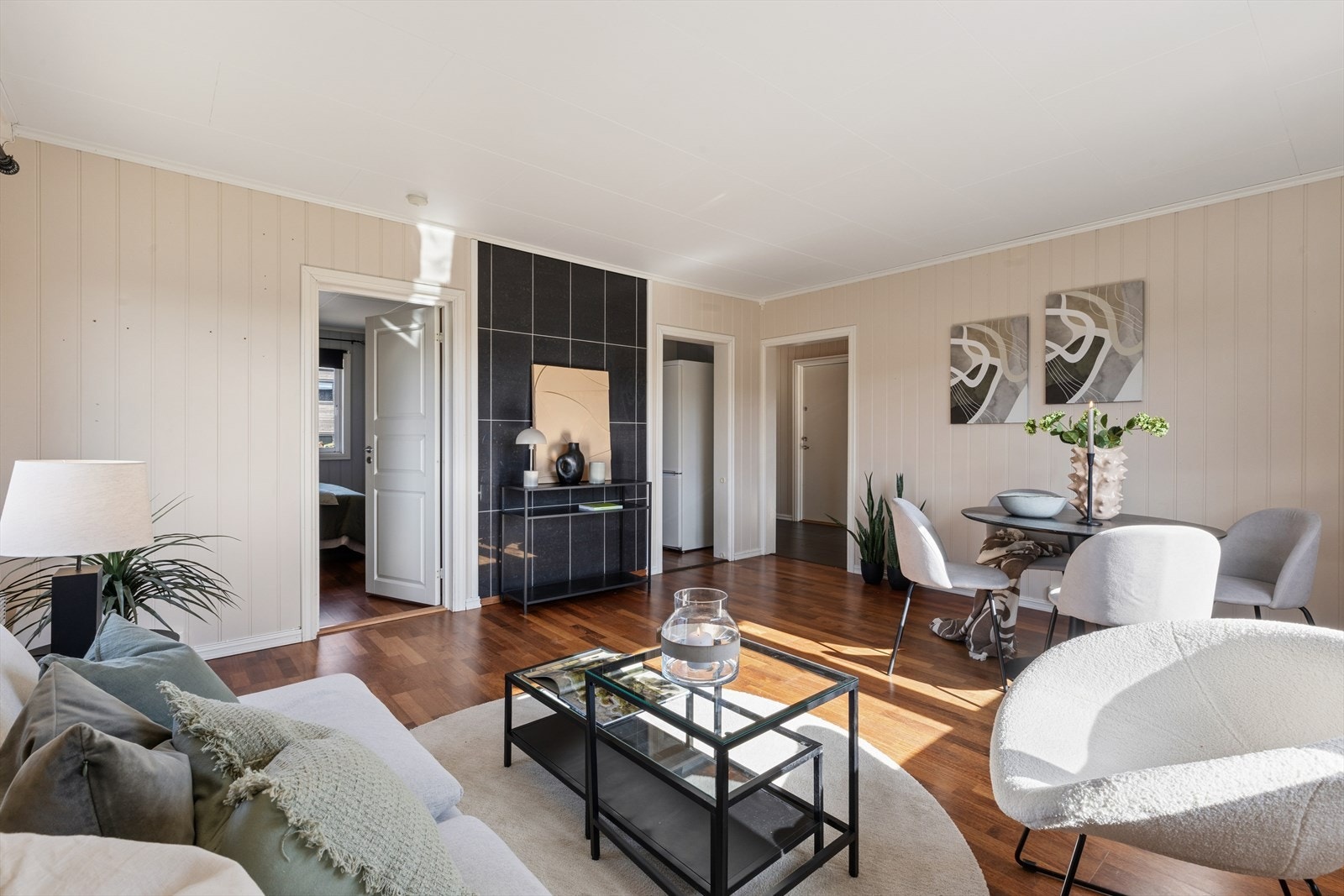 Lys og romslig stue med gode innredningsmuligheter til sofagruppe og tv-møblement. Galleribilde