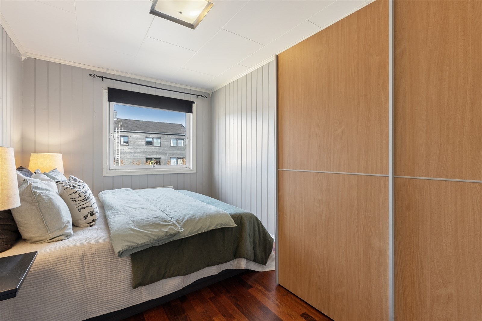 Her er det også stor skyvedørsgarderobe med god oppbevaringsplass. Galleribilde