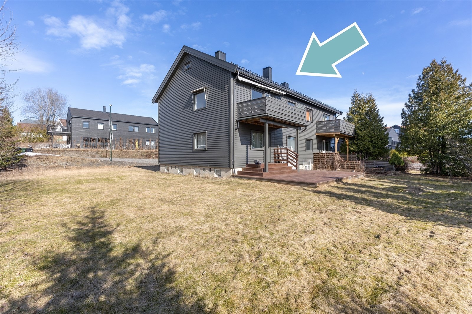 Lys 3-roms beliggende fint til i 2. etasje i en 4-mannsbolig som har en god planløsning og har innvendig gjennomgående lyse overflater. Galleribilde