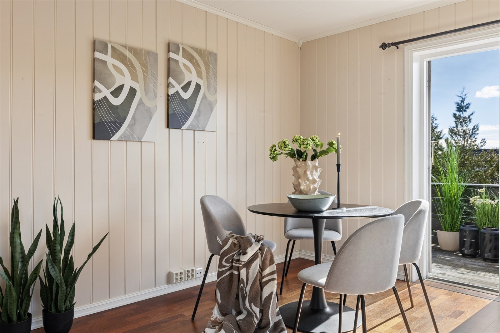 Venner og familie kan samles rundt bordet til et bedre måltid sammen. Galleribilde