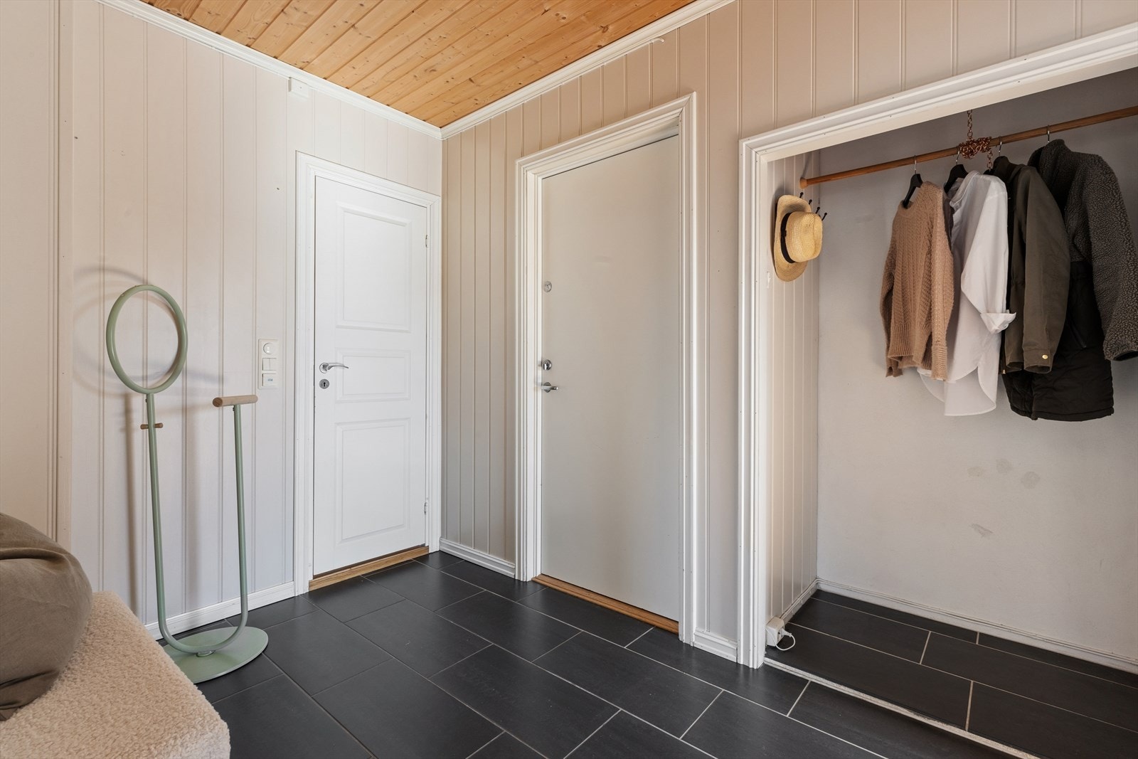 Her ønskes du velkommen inn i en romslig entré med god plass til å oppbevare ytterklær og sko. Galleribilde