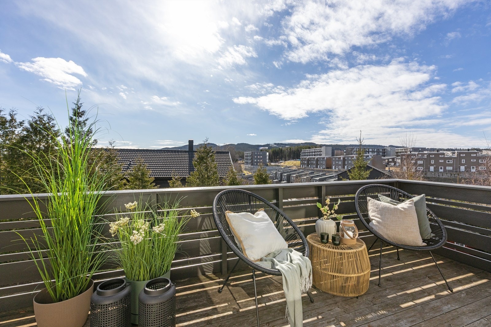 Den solrike balkongen fungerer som en forlengelse av stuen på varme sommerdager. Galleribilde