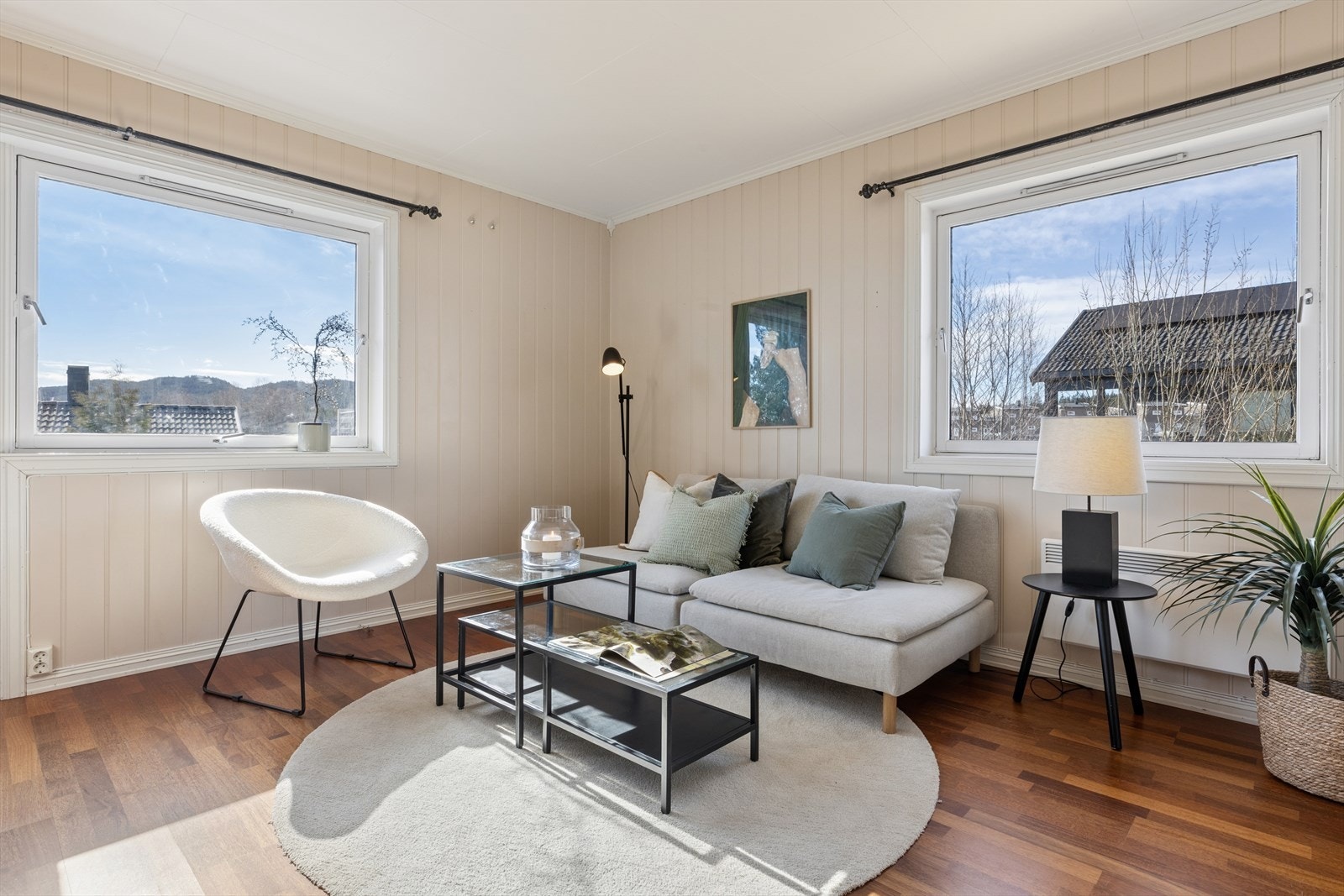 Store vindusflater som lar dagslyset flyte fritt. Galleribilde