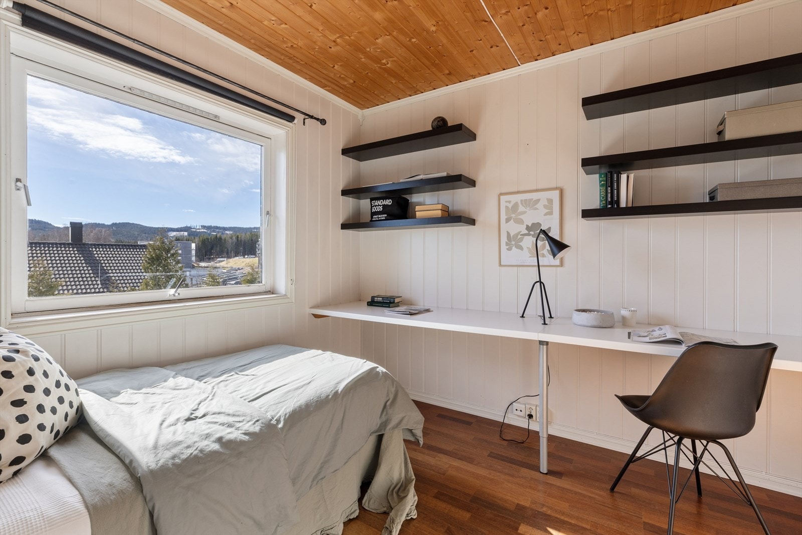 Ypperlig som barnerom, gjesterom eller hjemmekontor. Galleribilde