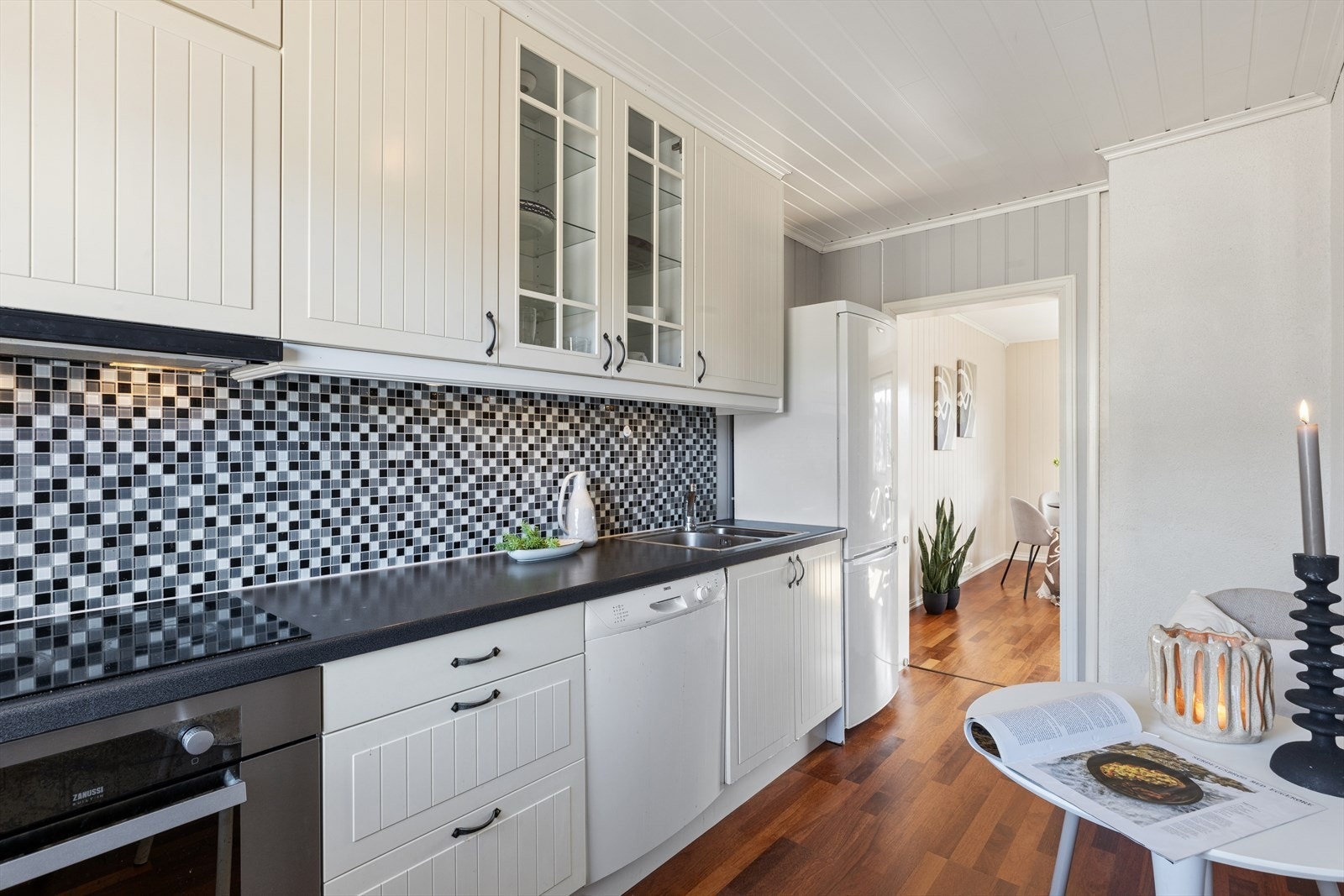 IKEA innredning med profilerte fronter og laminert benkeplate med nedfelt benkebeslag. Galleribilde