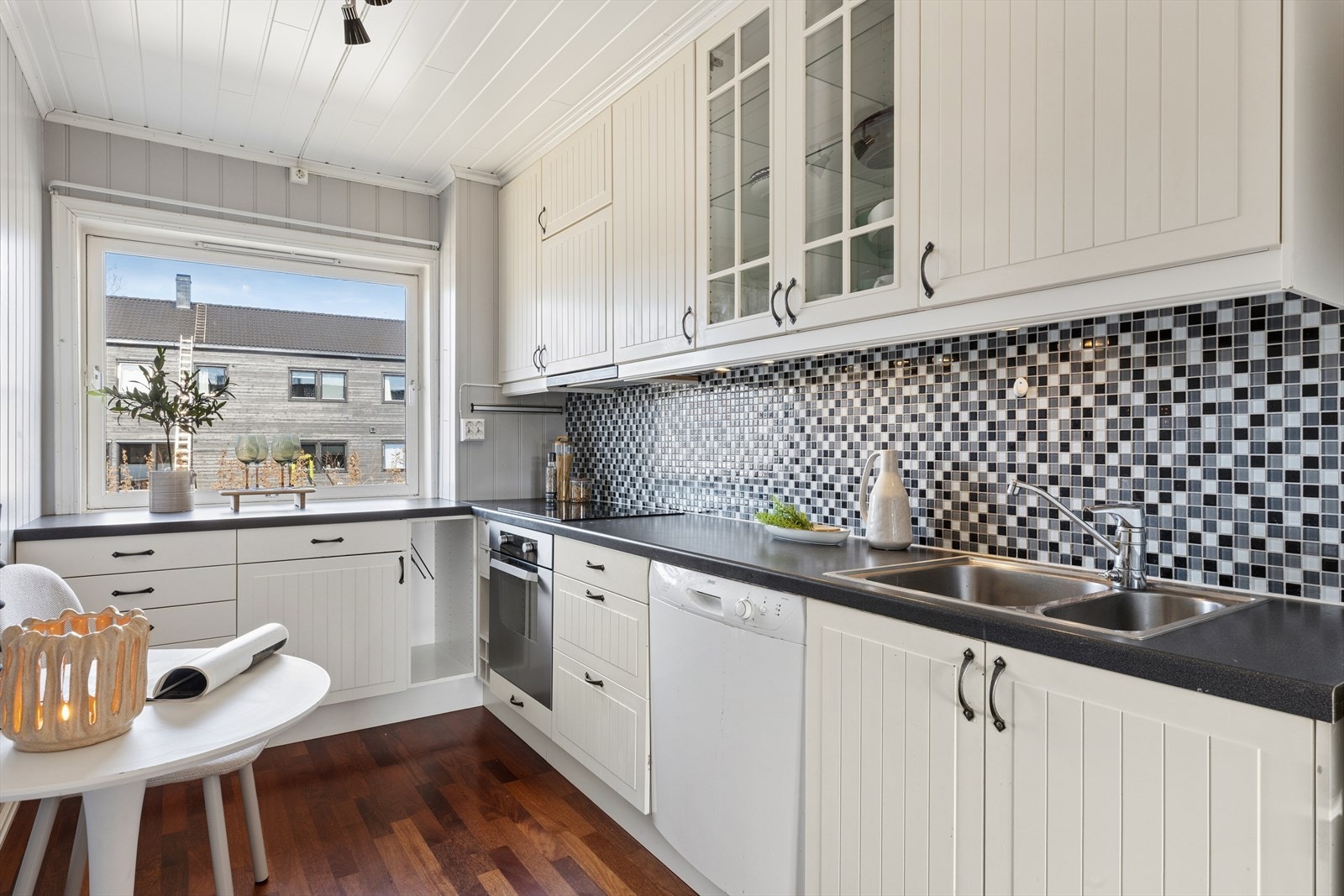 Kjøkkenet er innredet i en praktisk form, og har godt med både skap- og benkeplass. Galleribilde