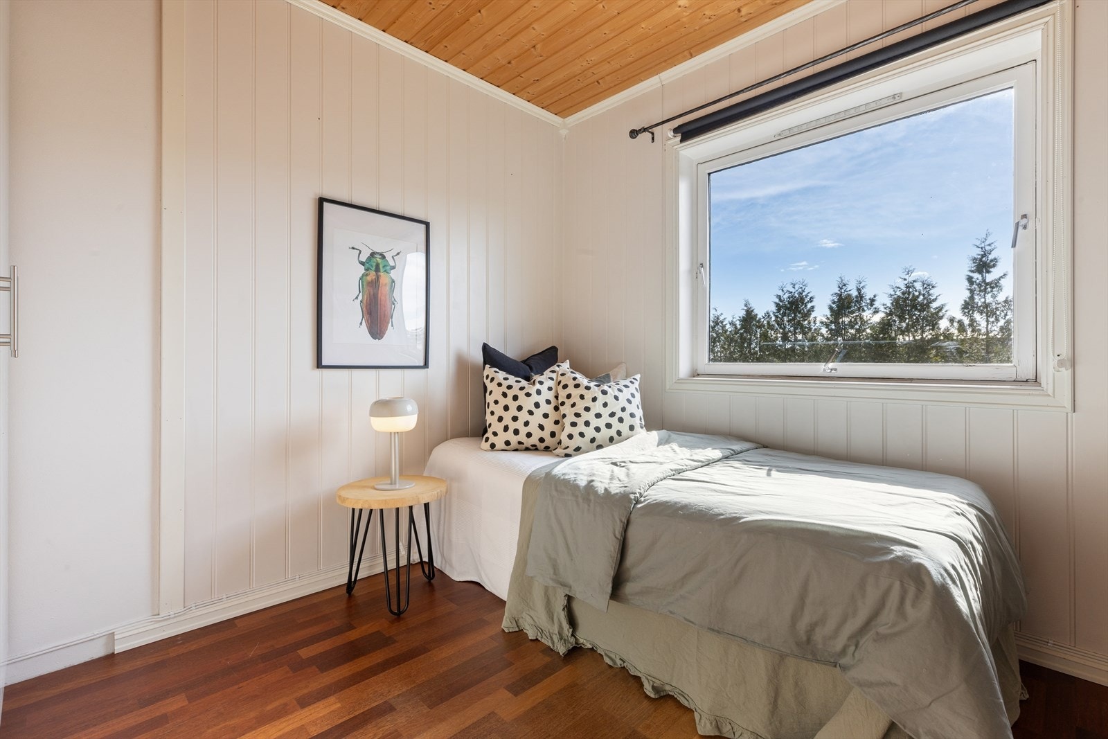 Det andre soverommet er praktisk utført med god plass til seng, tilhørende møblement og oppbevaring. Galleribilde