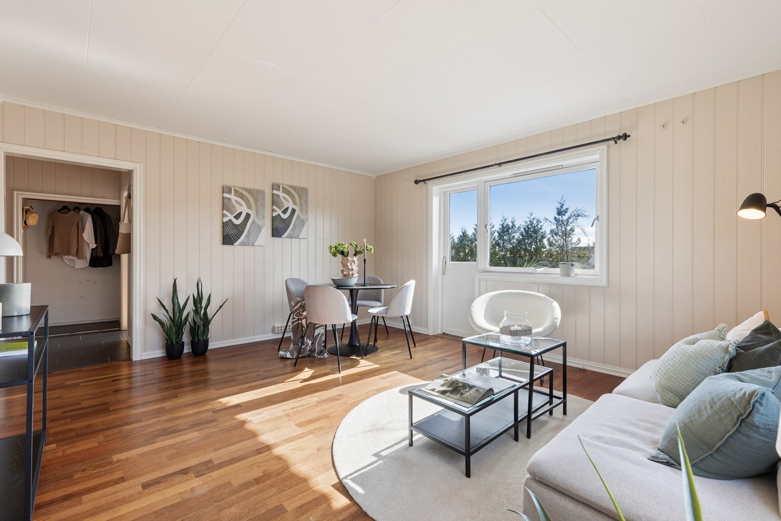 Utgang til sørvendt balkong, usjenert med begrenset innsynsmulighet. Galleribilde