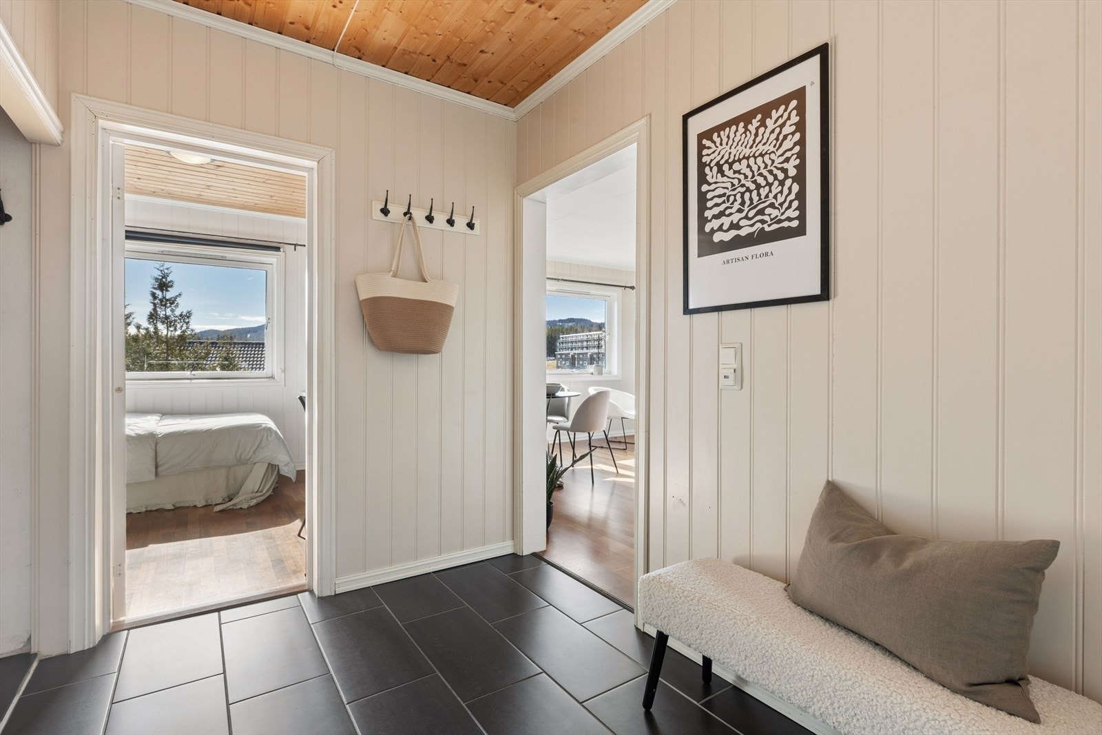 Dette er en leilighet beliggende i 2. etasje i 4-mannsbolig som innvendig har gjennomgående lyse overflater. Galleribilde