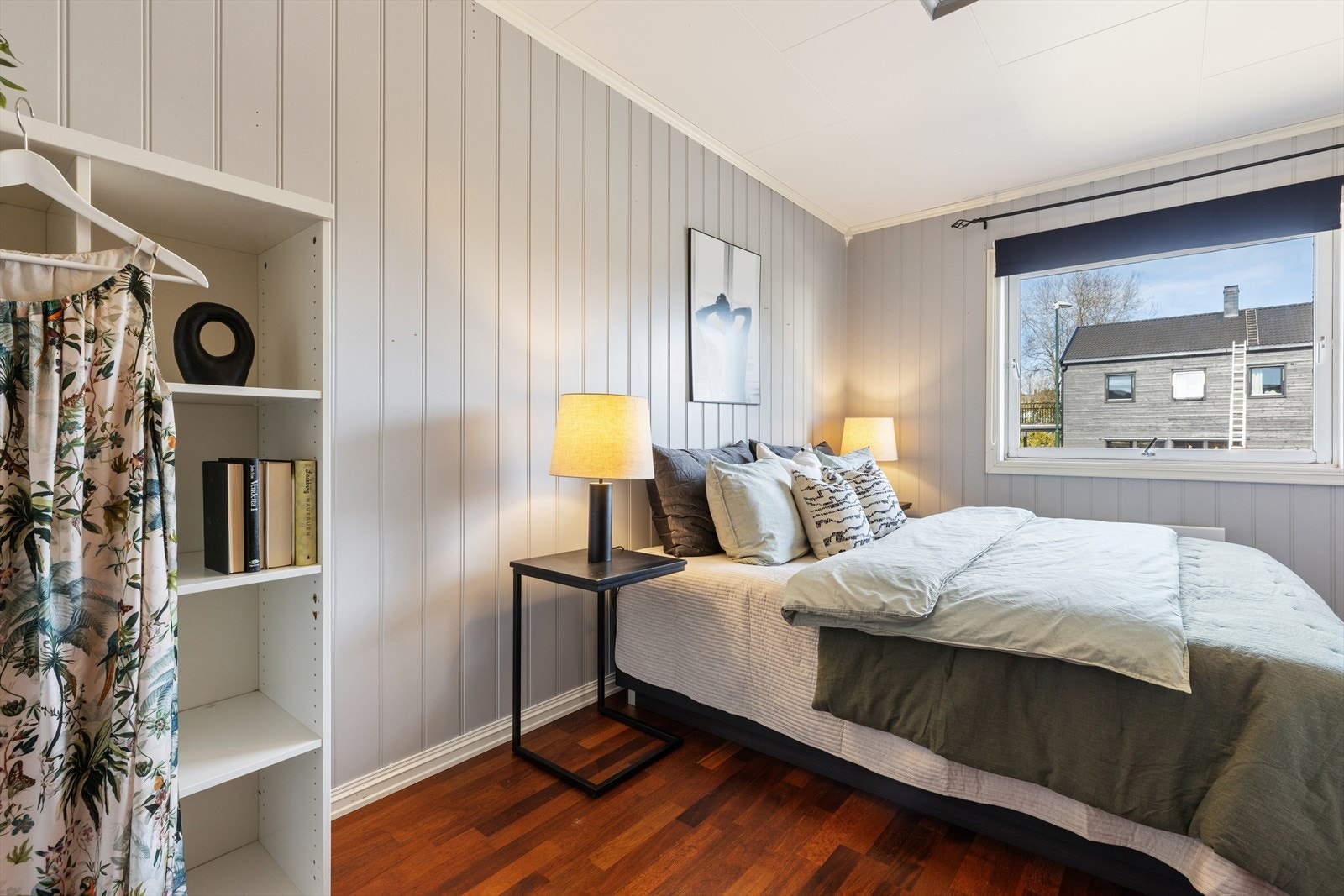 Hovedsoverommet har plass til dobbeltseng og tilhørende møblement. Galleribilde