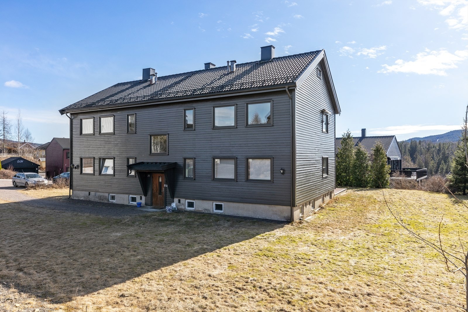 Umiddelbar nærhet til marka med lysløyper, et eldorado for store og små - året rundt. Det er også kort vei til togstasjon hvor det går tog til Oslo. Galleribilde