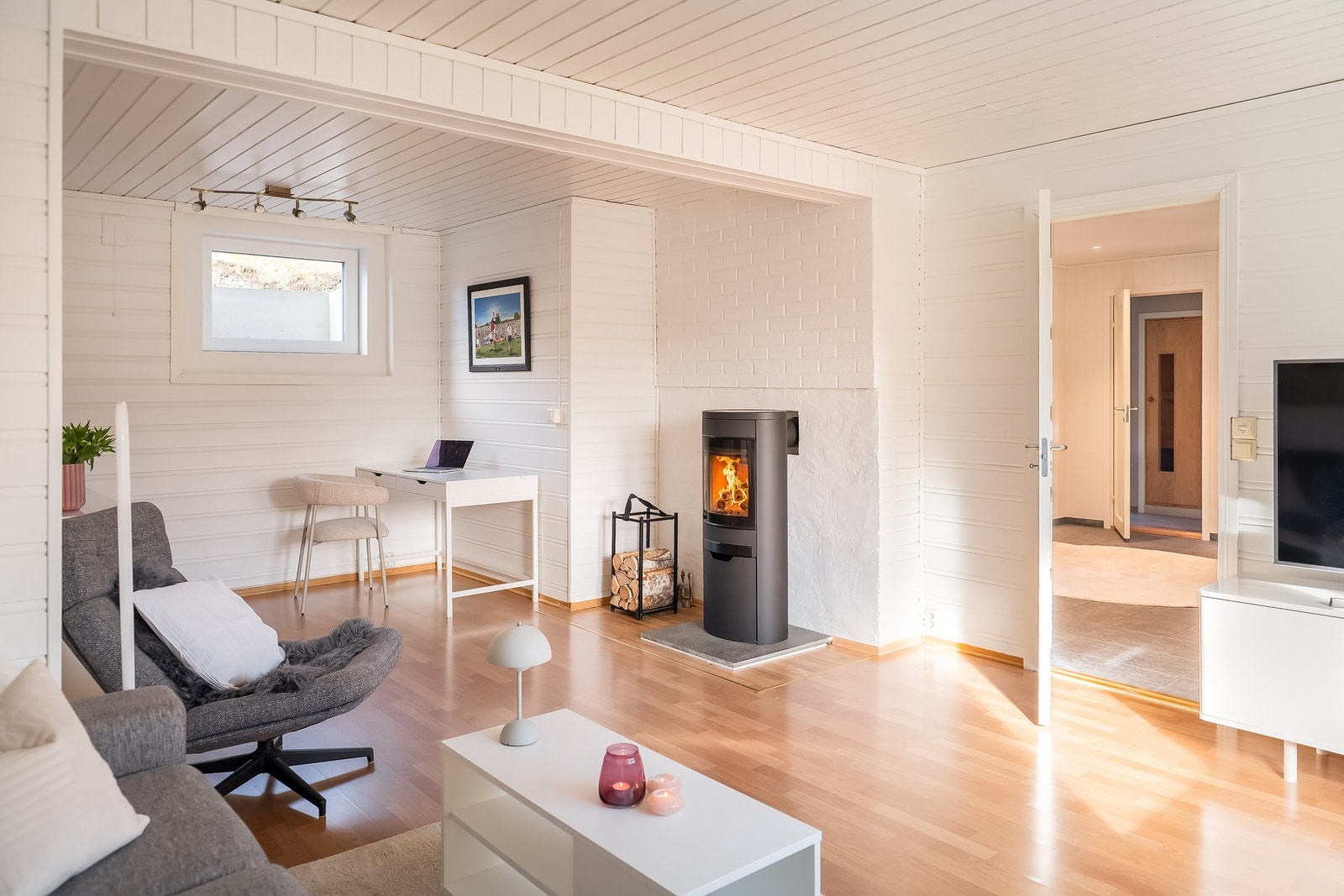 Det er etablert peis med mulighet for vedfyring. Galleribilde