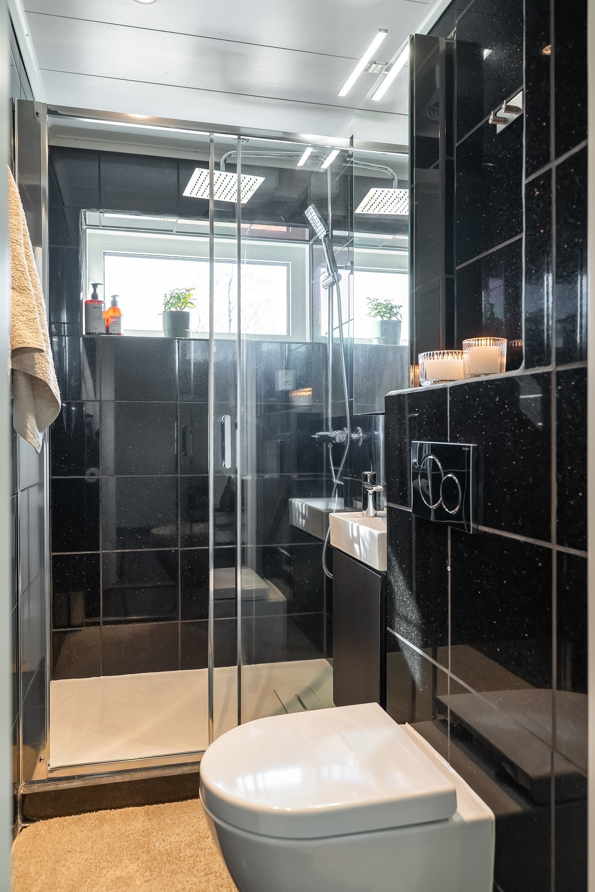 I sokkeletasjen er det etablert bad med toalett og dusj. Galleribilde