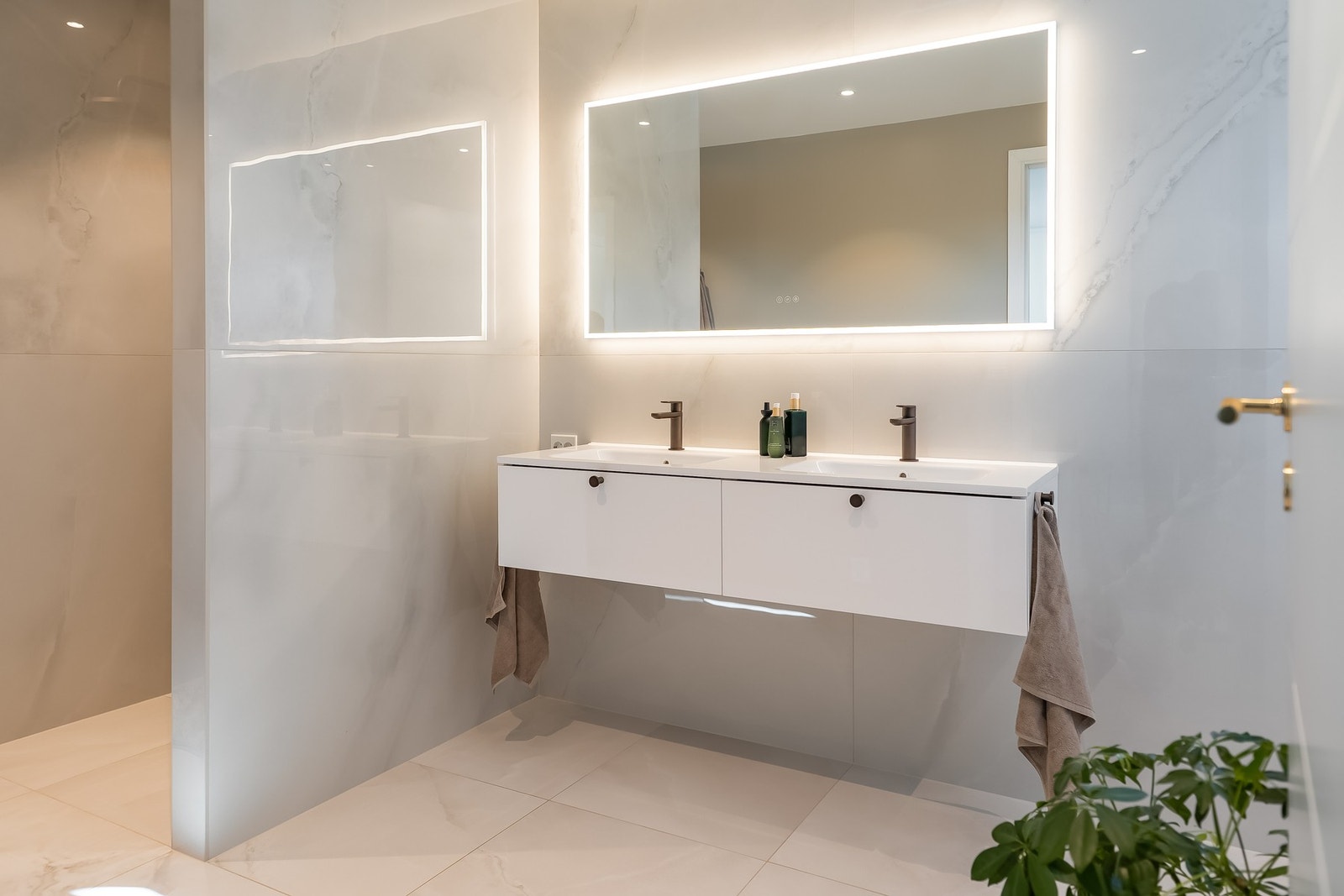 Badet er totalrenovert i 2024 med varmekabler i gulv og spotter fra Plejd. Galleribilde