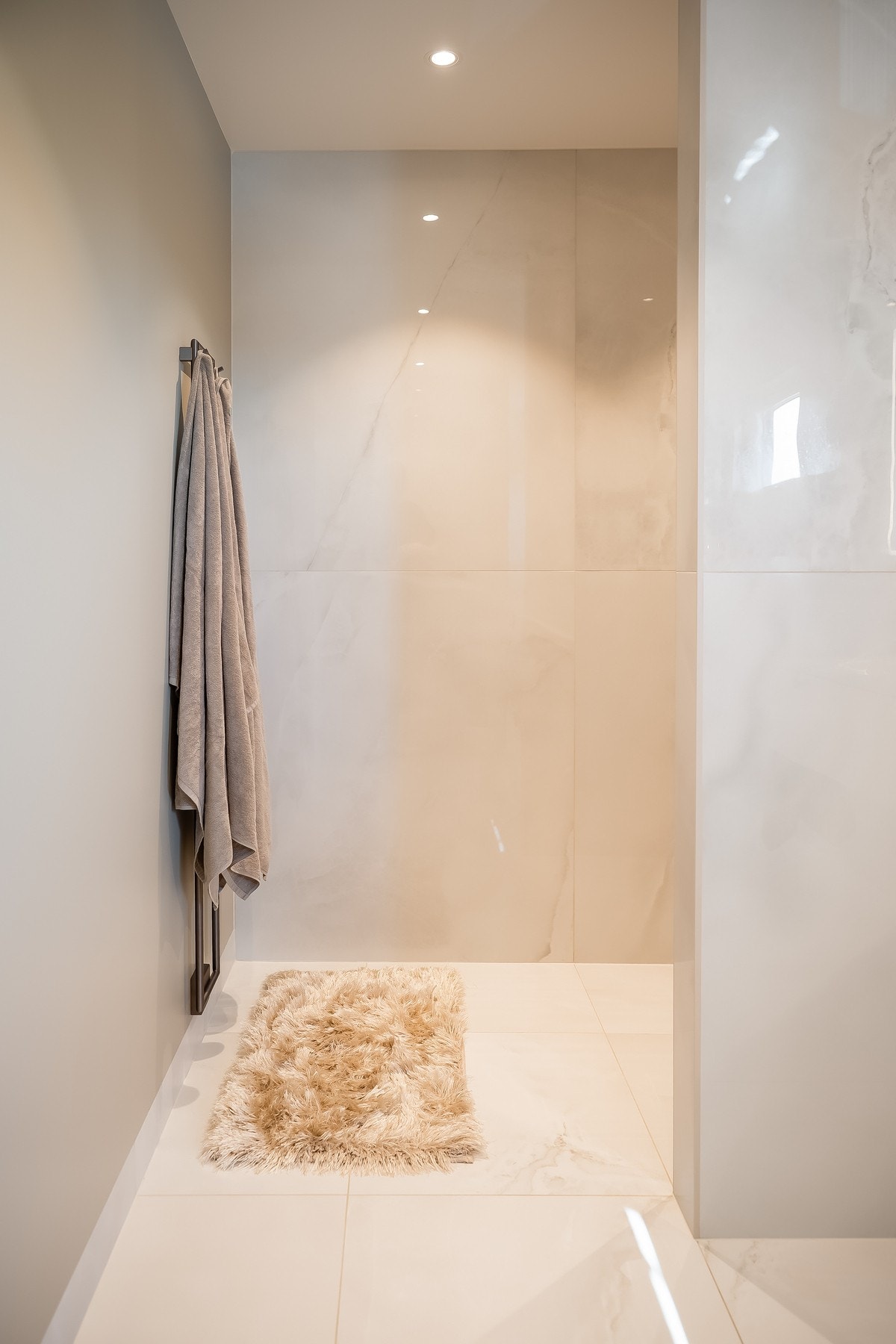 Romslig bad med egen dusjsone som gir badet et moderne uttrykk. Galleribilde