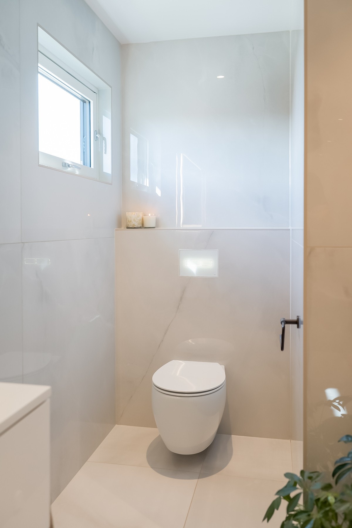 Innebygd sisterne med lekkasjesikring og touchfree skylling fra Tece. Galleribilde