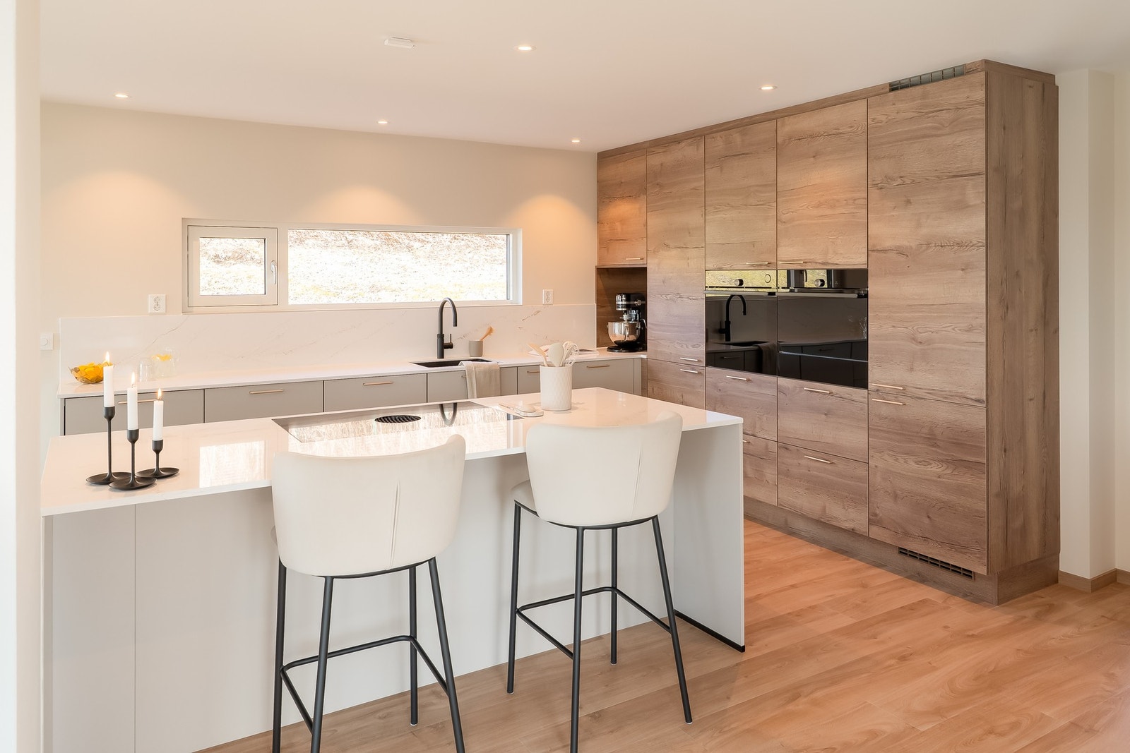 Kjøkkenet er montert av fagfolk - Byggmester H. Clausen. Galleribilde